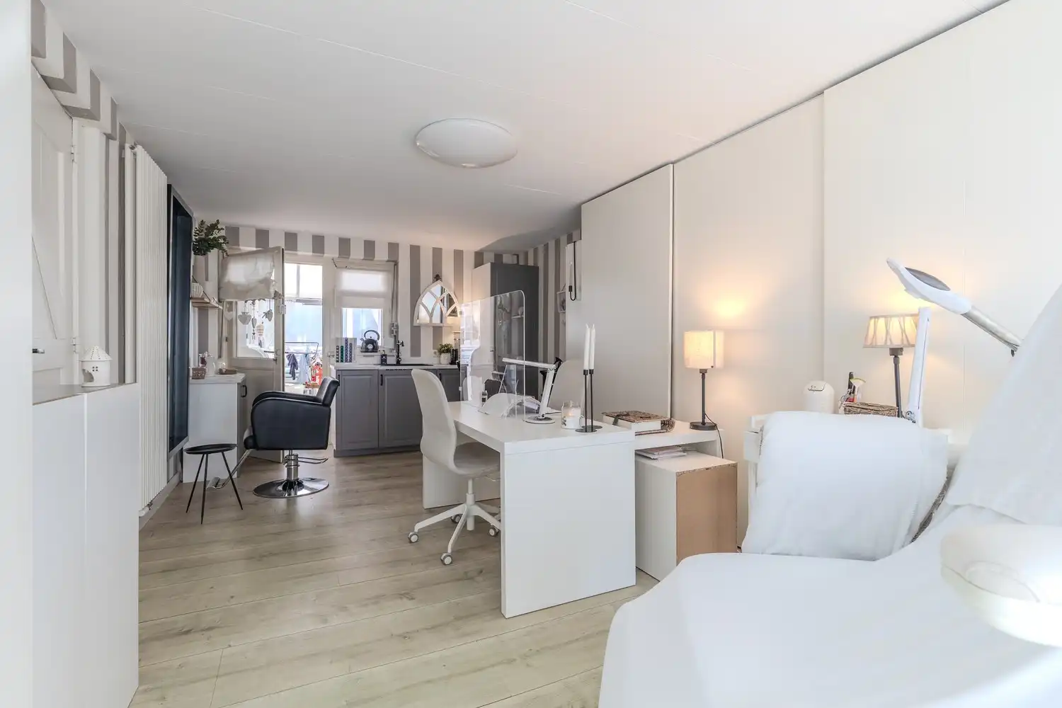 Stijlvolle, instapklare woning met vier slaapkamers, twee badkamers en verwarmd zwembad te koop in Lanaken foto 34