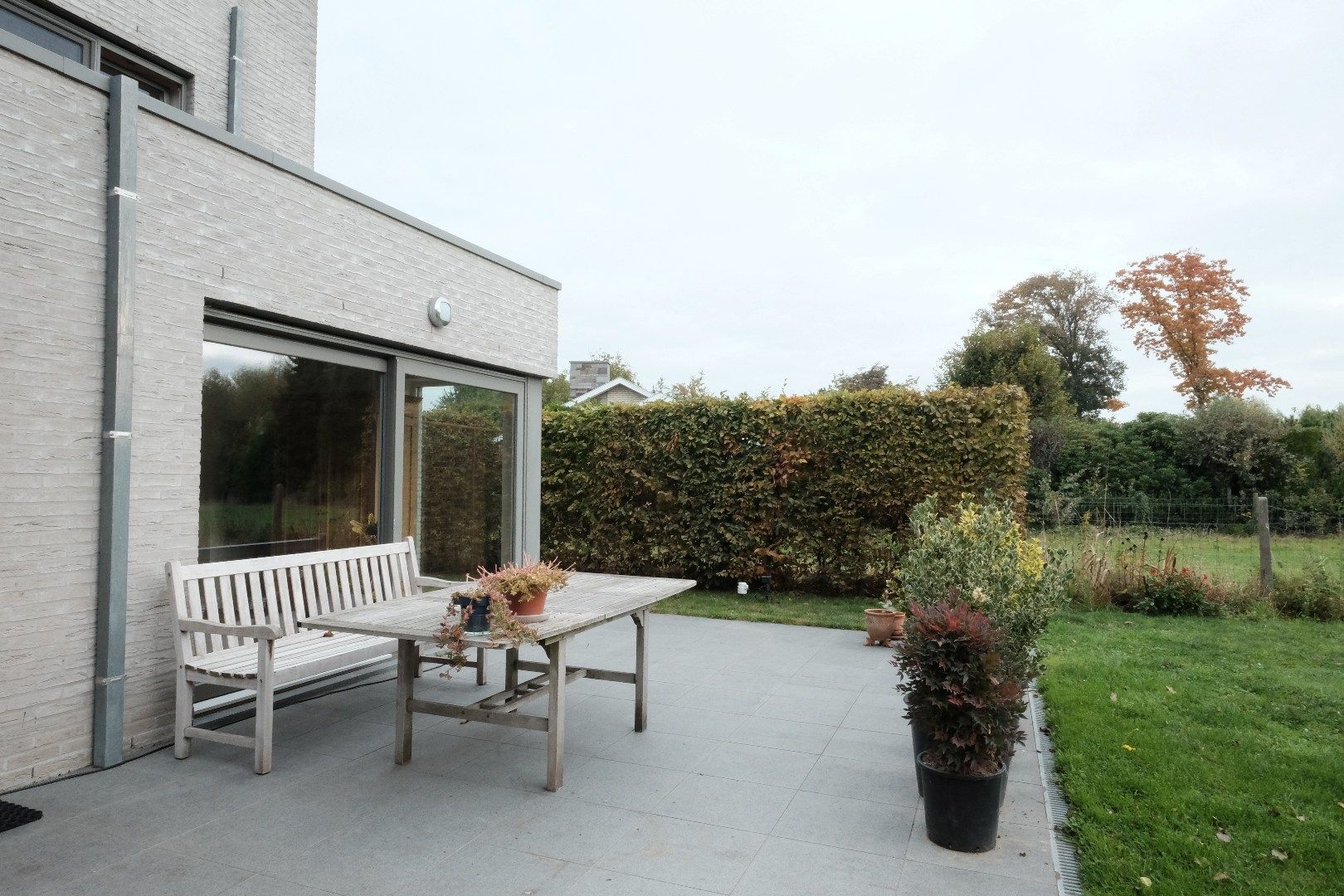 Recente ruime moderne halfopen woning met tuin en garage. foto 21