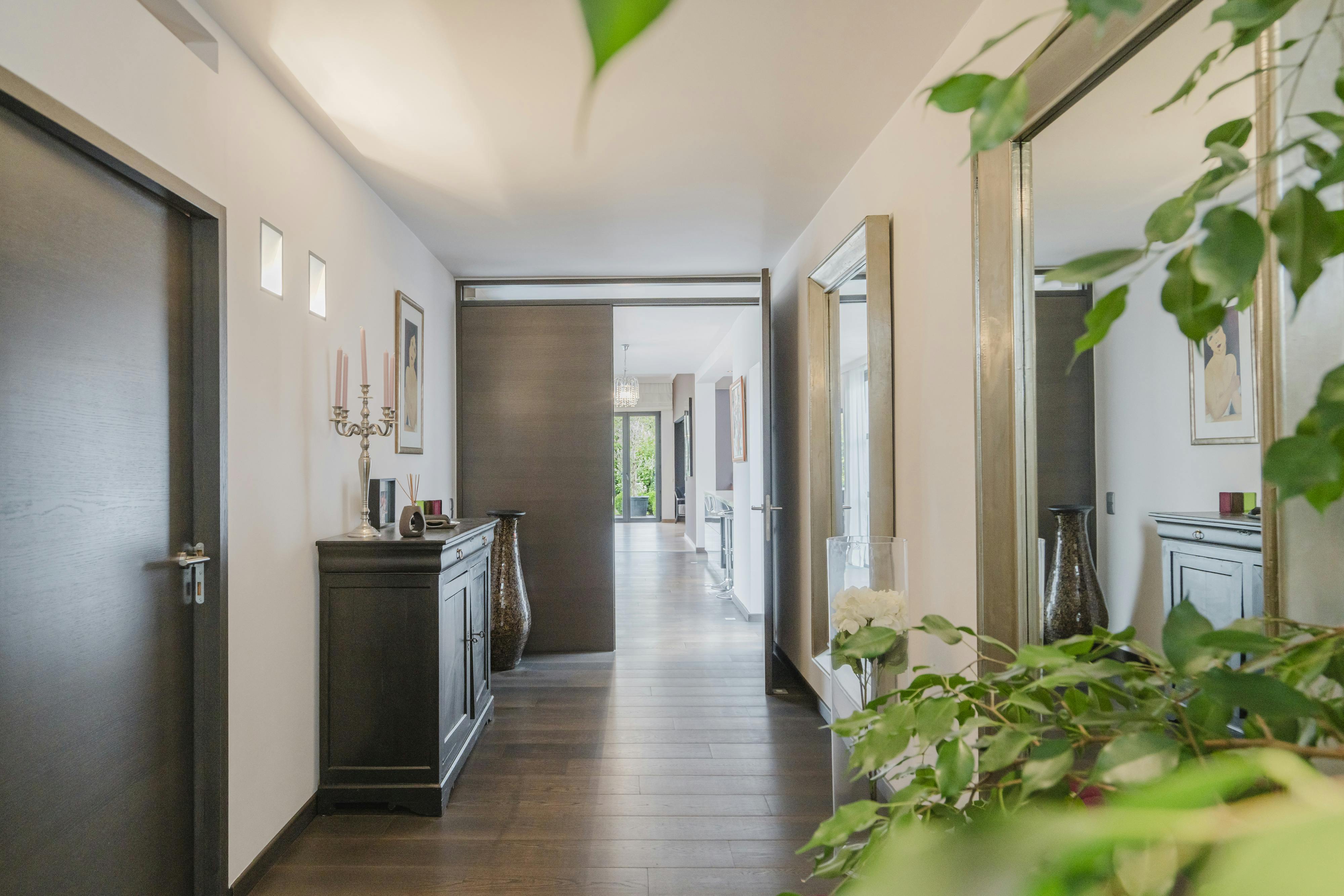 Architecturale patiowoning met tijdloze klasse foto 5