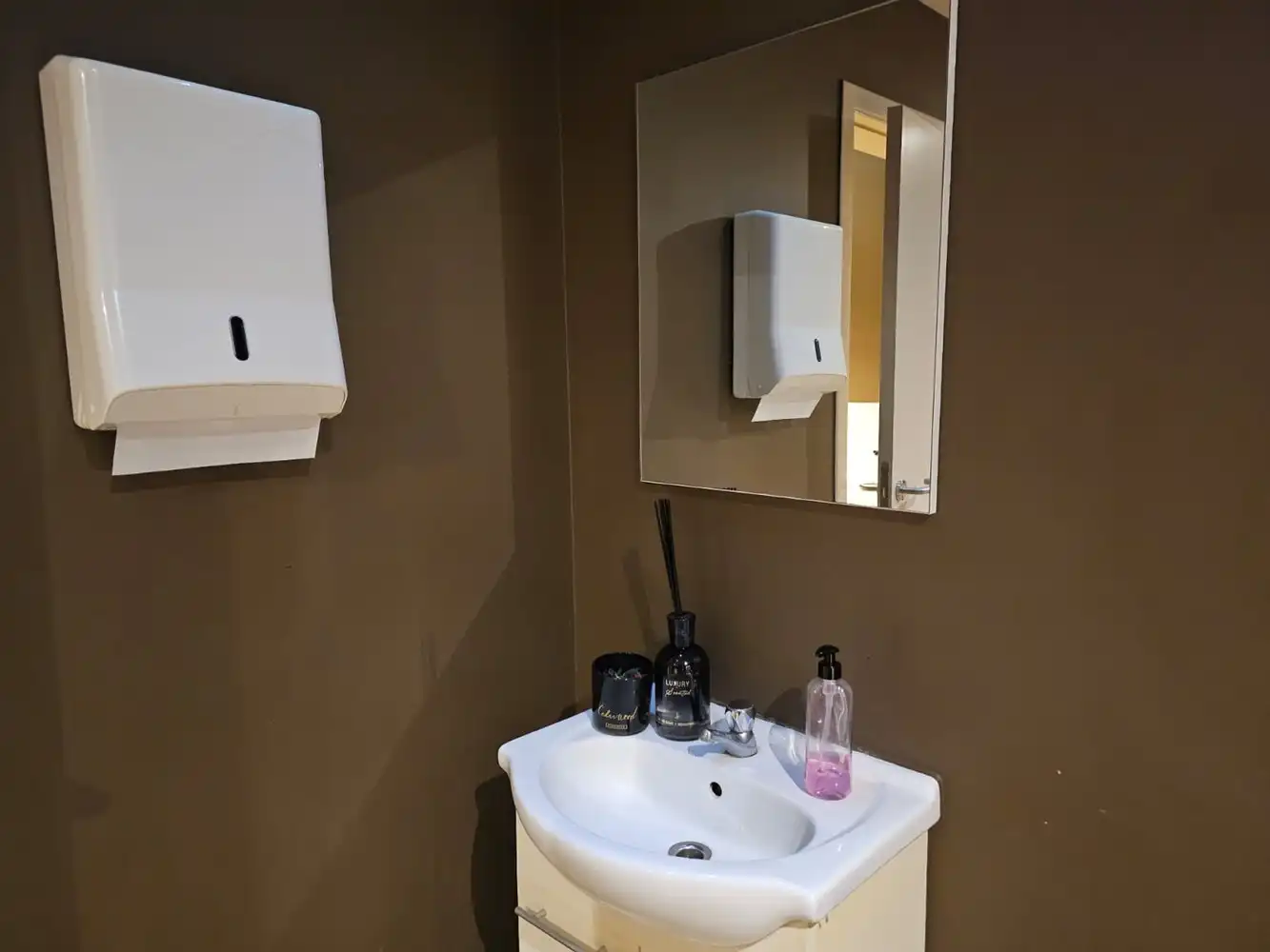 Ruim handelspand met woongelegenheid foto 13