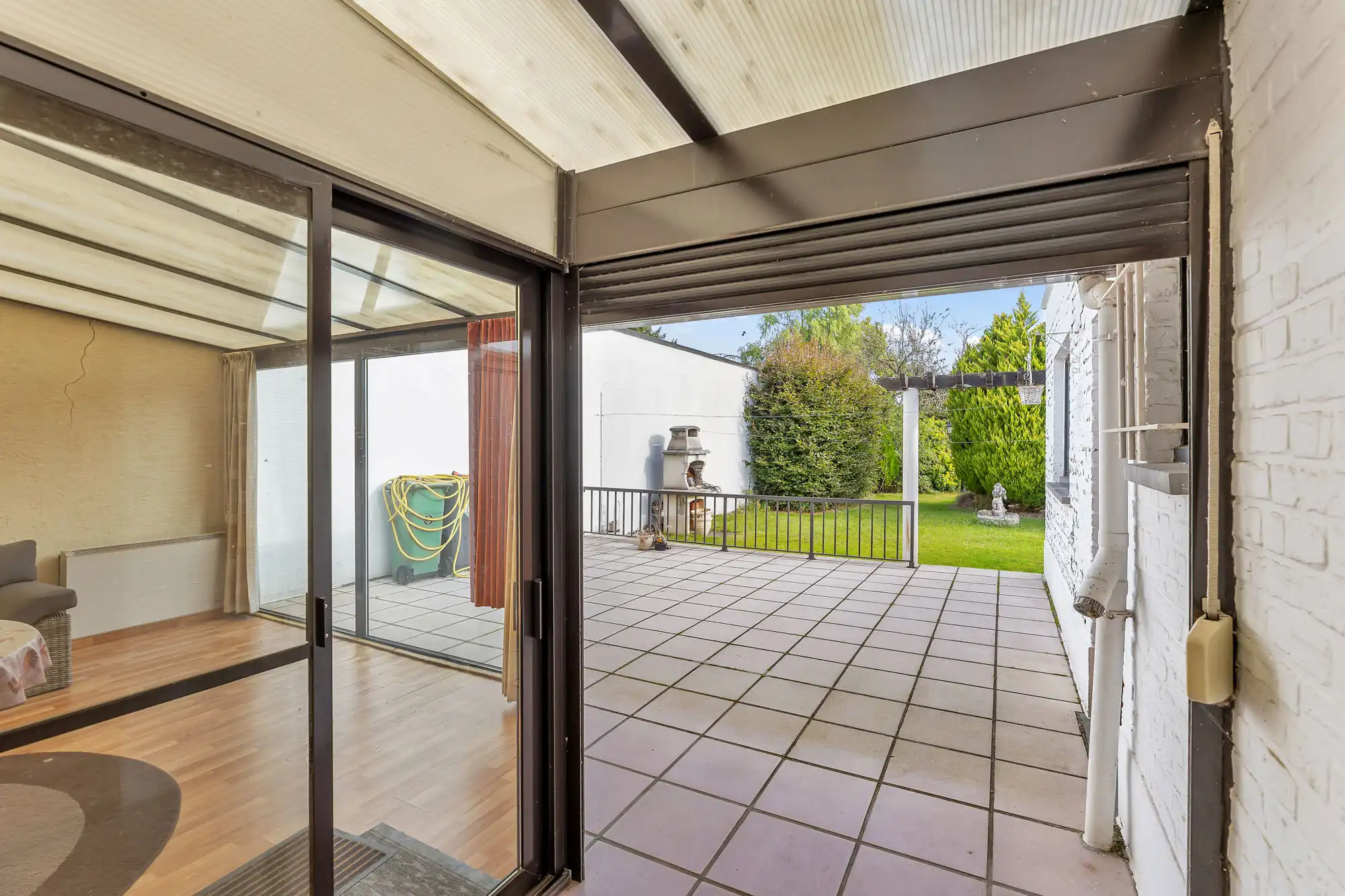 Robuuste woning met ruime garage en tuin foto 12