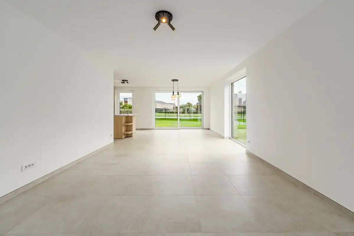 VOLLEDIG AFGEWERKTE MODERNE OPEN NIEUWBOUWWONING TE OOSTDUINKERKE foto 11