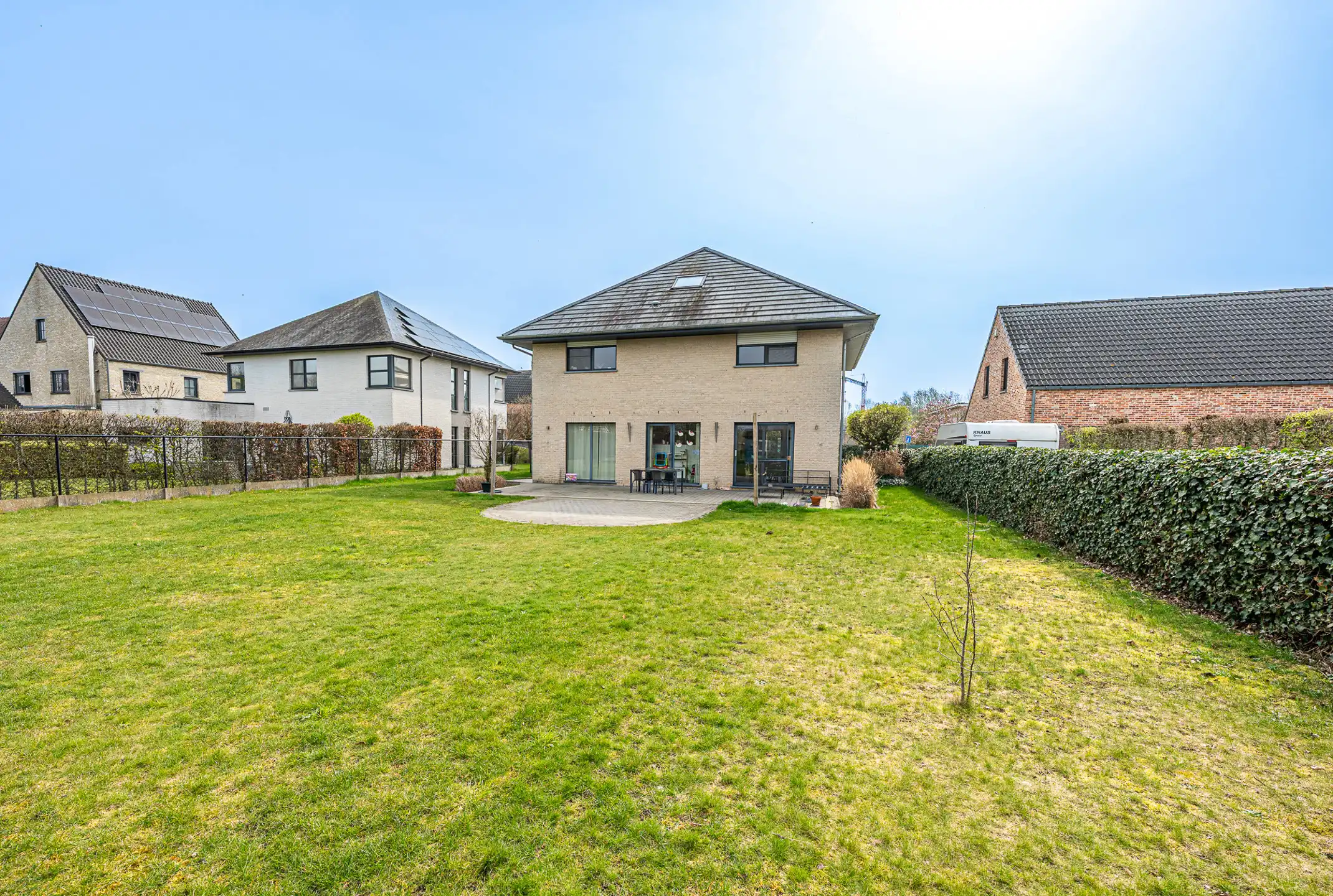 Moderne gezinswoning met inpandige garage en grote tuin. foto 4