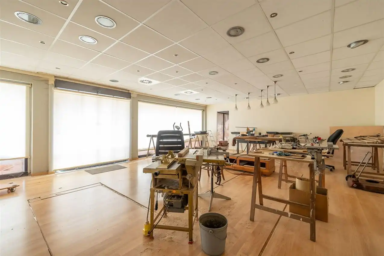 Handspand met ruime woonst en magazijn foto 6