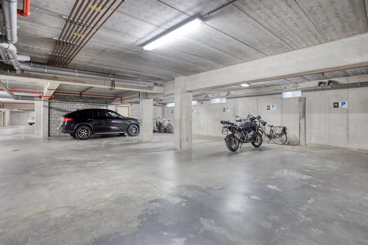 Casco kantoor-/handelsruimte van 724 m² met 7 parkings en kelderbergingen in het centrum. foto 24