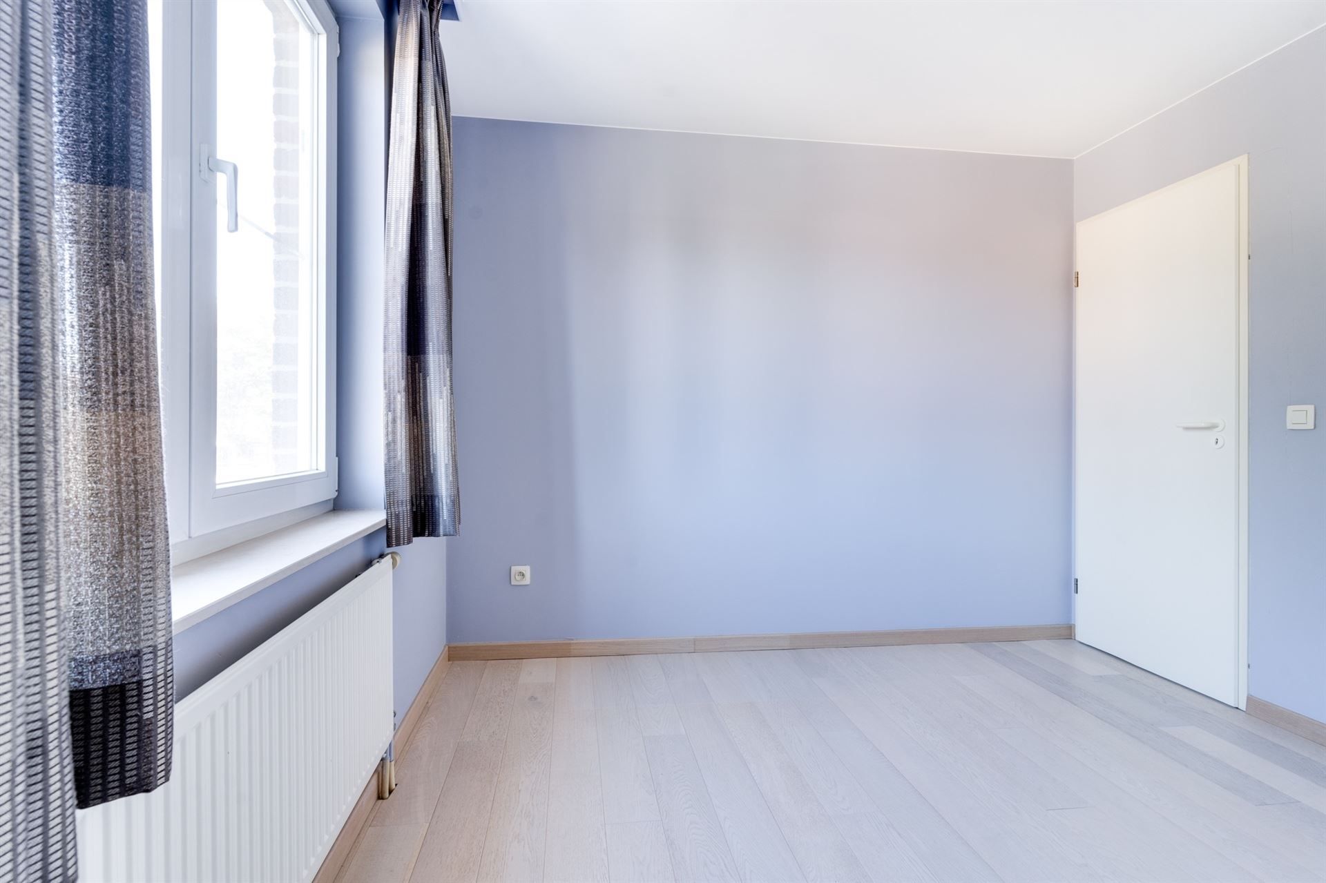Lichtrijk duplex appartement met 2 slaapkamers, zonneterras & garage in rustige straat. foto 6