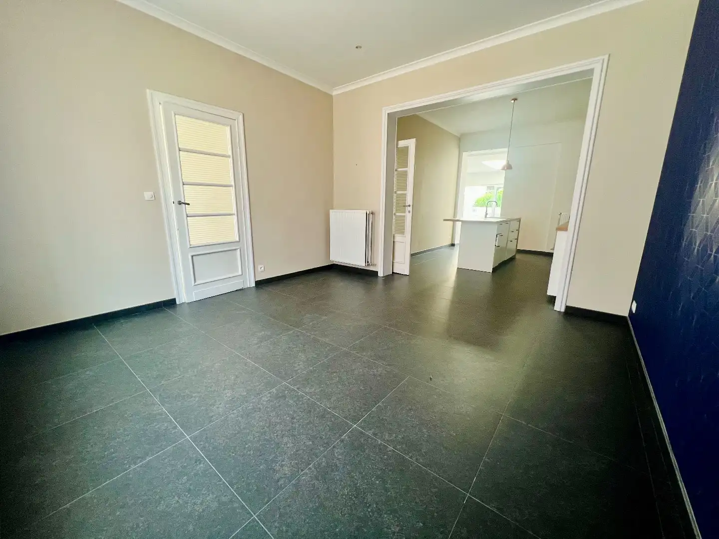 Gerenoveerde rijwoning met 2 slpks, poyvalente zolderruimte, terras en autostaanplaats foto 4