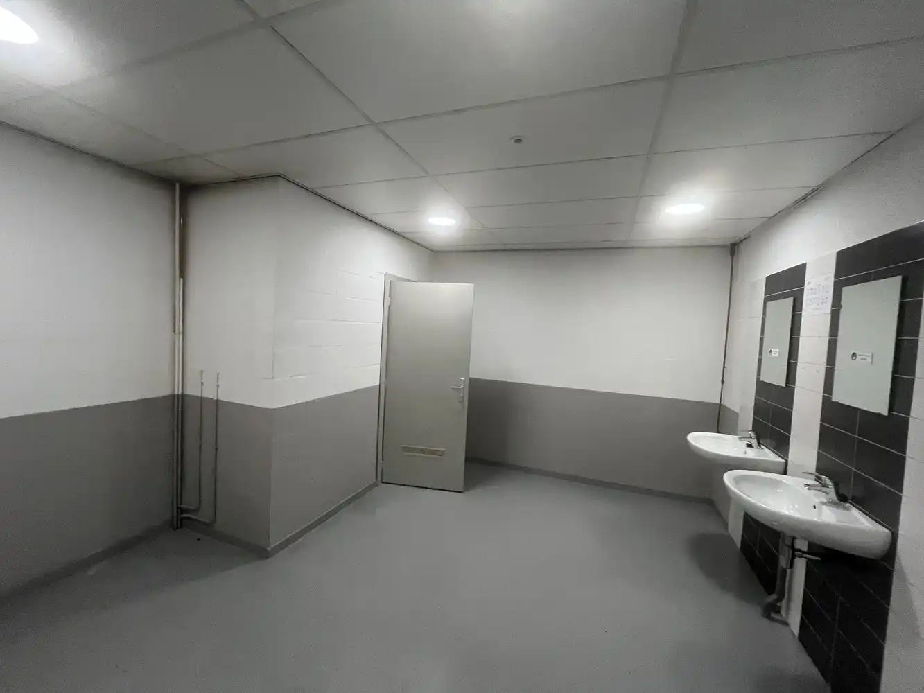 12.205m² logistiek magazijn met kantoren foto 8