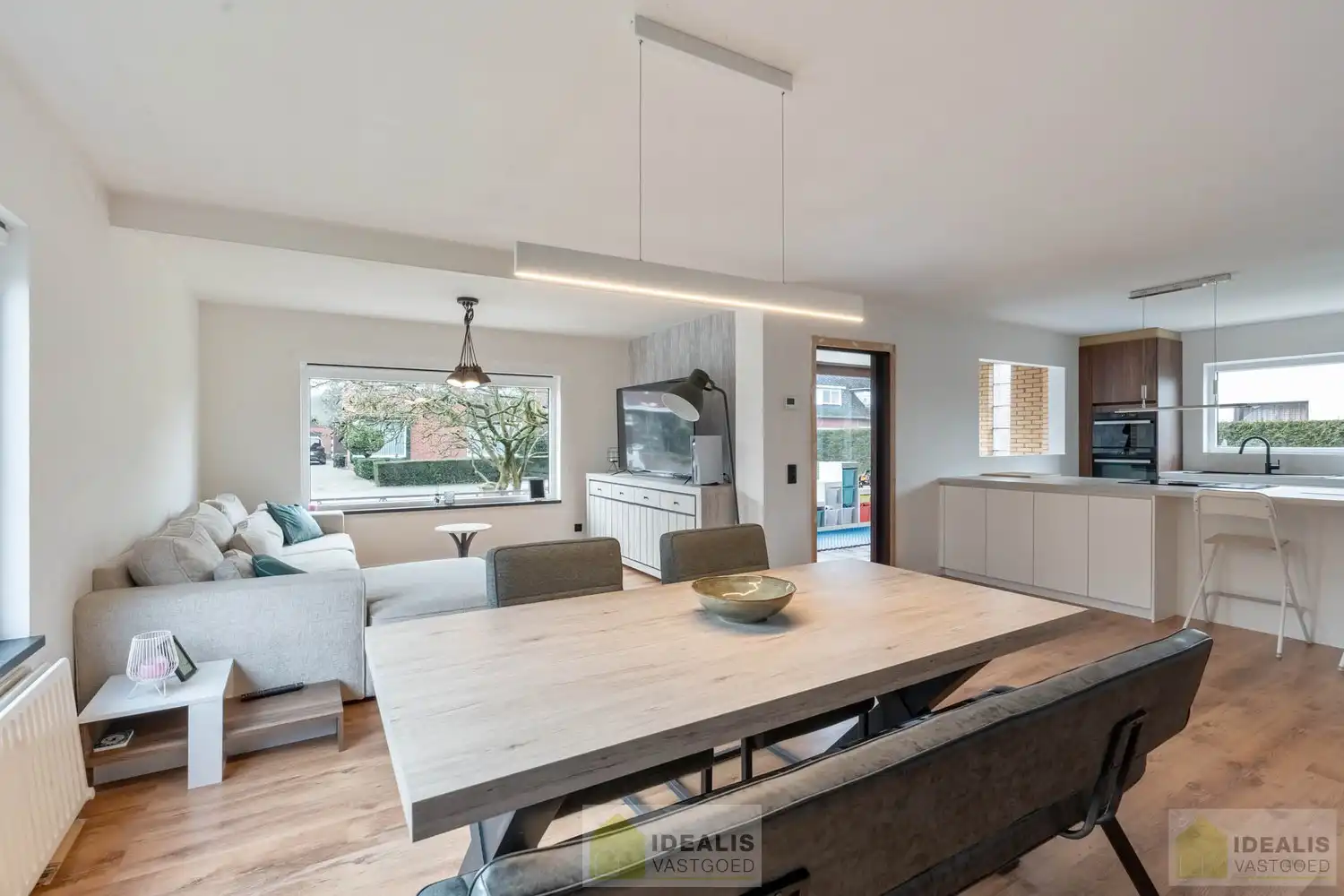 INSTAPKLARE GERENOVEERDE BUNGALOW MET LICHTRIJKE LEEFRUIMTE EN AANSLUITEND ZEER RUIME MODERNE KEUKEN, BADKAMER, VERANDA EN 3 GOEDE SLAAPKAMERS OP EEN KNAP PERCEEL VAN 9A 48A. DAARNAAST IS DE WONING VOLLEDIG ONDERKELDERD! Deze goed ingedeelde woning omvat +-145m² bewoonbare oppervlakte verdeeld over een lichtrijke woonkamer met aansluitend een zeer ruime moderne keuken, badkamer, veranda, 3 goede slaapkamers en tevens is de woning volledig onderkelderd. De woning is gelegen op een aangenaam perceel van 9a 48ca vlakbij het centrum van Bree, op fietsafstand van winkels, horeca en scholen,… Zeer geschikt voor kandidaten op zoek naar een gerenoveerde woning die ruimte en rust biedt doch dicht bij allerlei faciliteiten is gelegen. foto 7