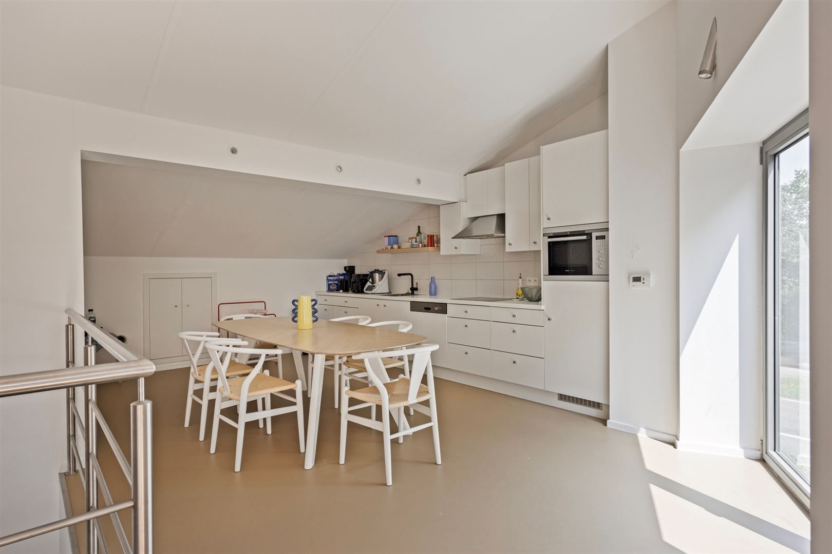 TE HUUR: multifunctioneel commercieel gebouw met duplex-appartement! foto 48