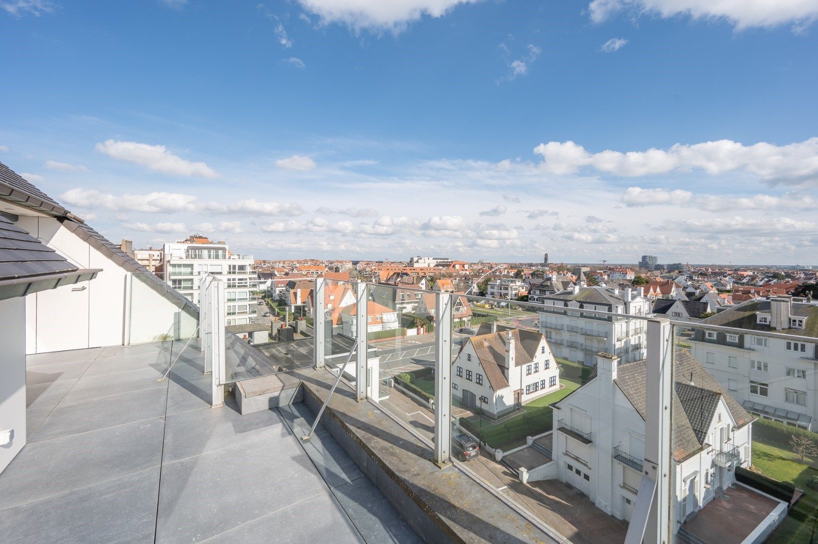 Prachtige duplex dakappartement met  2 zeer zonnige terrassen en unieke vergezichten gelegen op de Jozef Nellenslaan. Tandembox te koop op het gelijkvloers foto 13