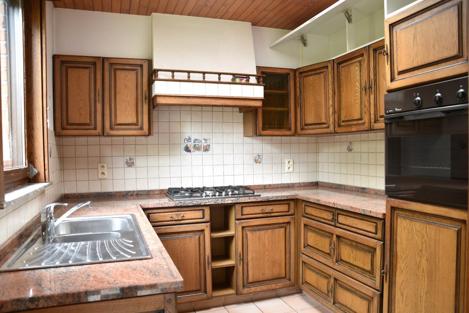 Woning op 1647 m² met 3 slaapkamers, weelderige tuin en garage te koop in Gullegem foto 2