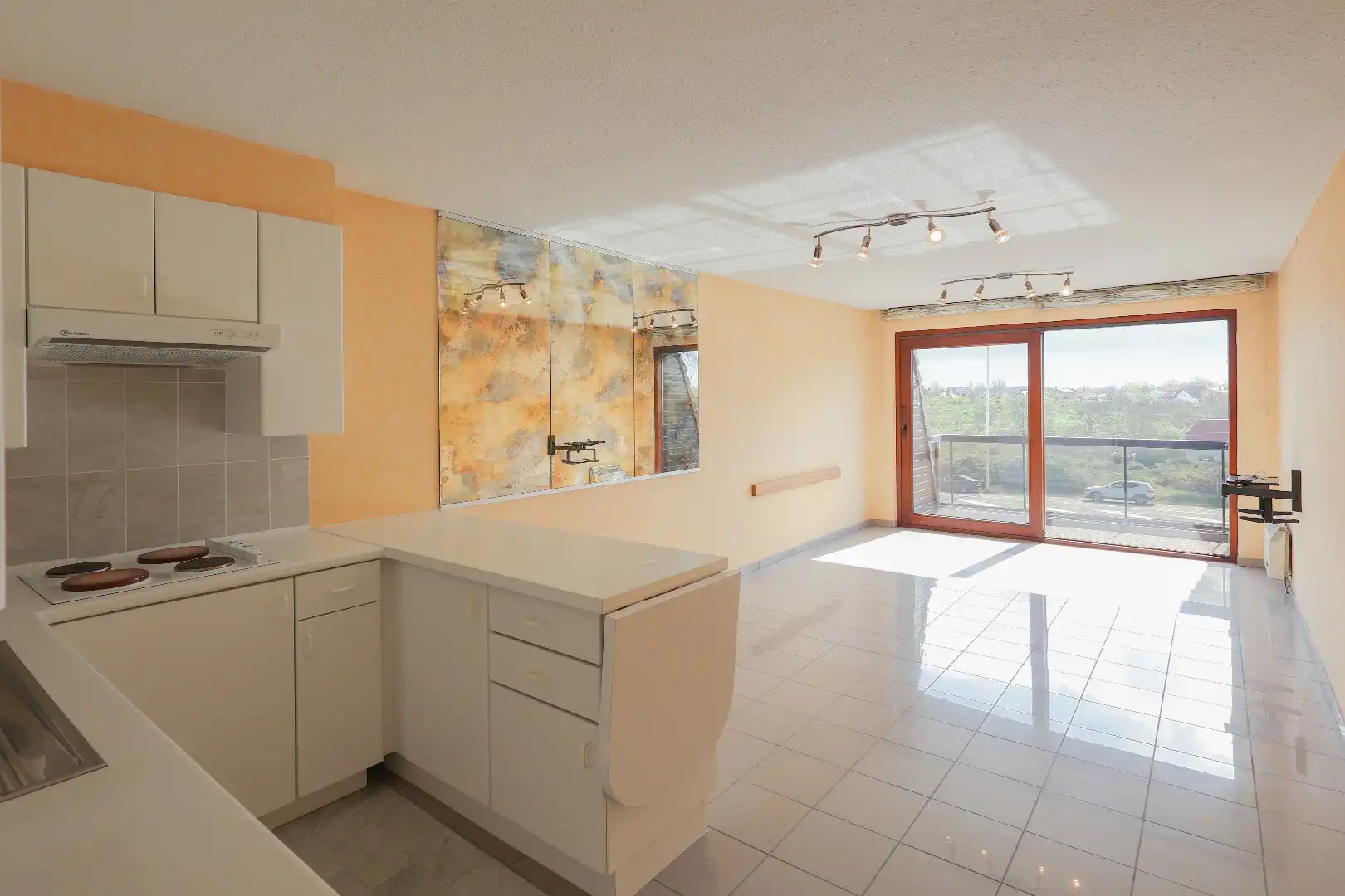 Ruim en zonnig appartement met 2 slaapkamers en een autostaanplaats in Res. Plaza II foto 2