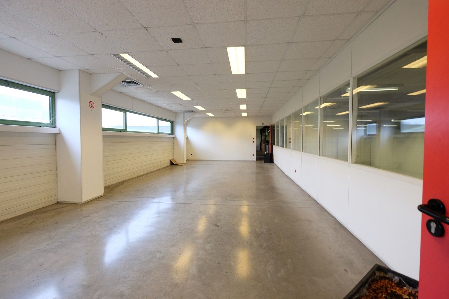 Bedrijfshal te huur met 1168 m² grondoppervlakte + 362 m² bureel/sociale ruimte foto 7