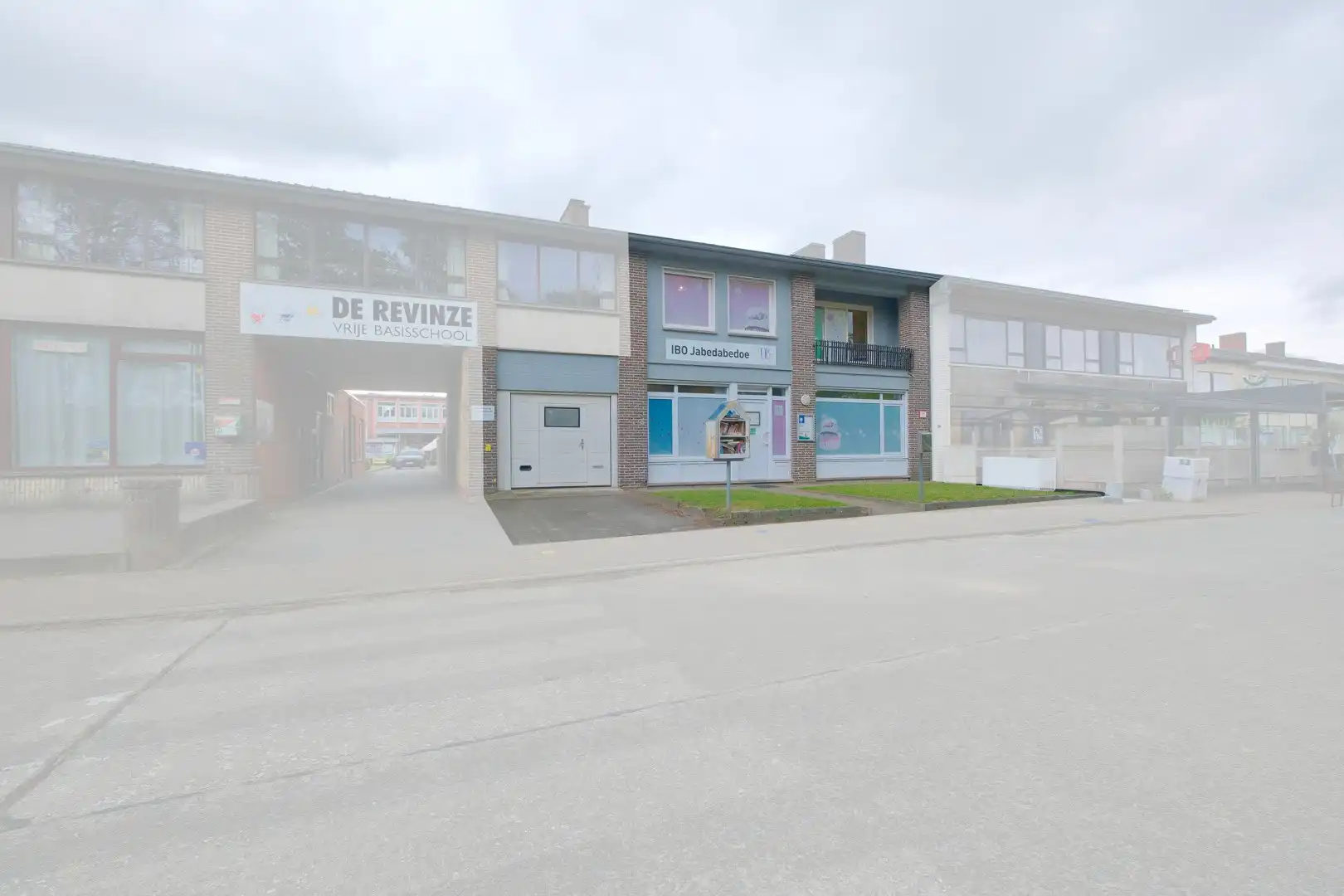 Torhout – Ruim handelspand/woning met 4 slpks en garage op 385 m² foto 2