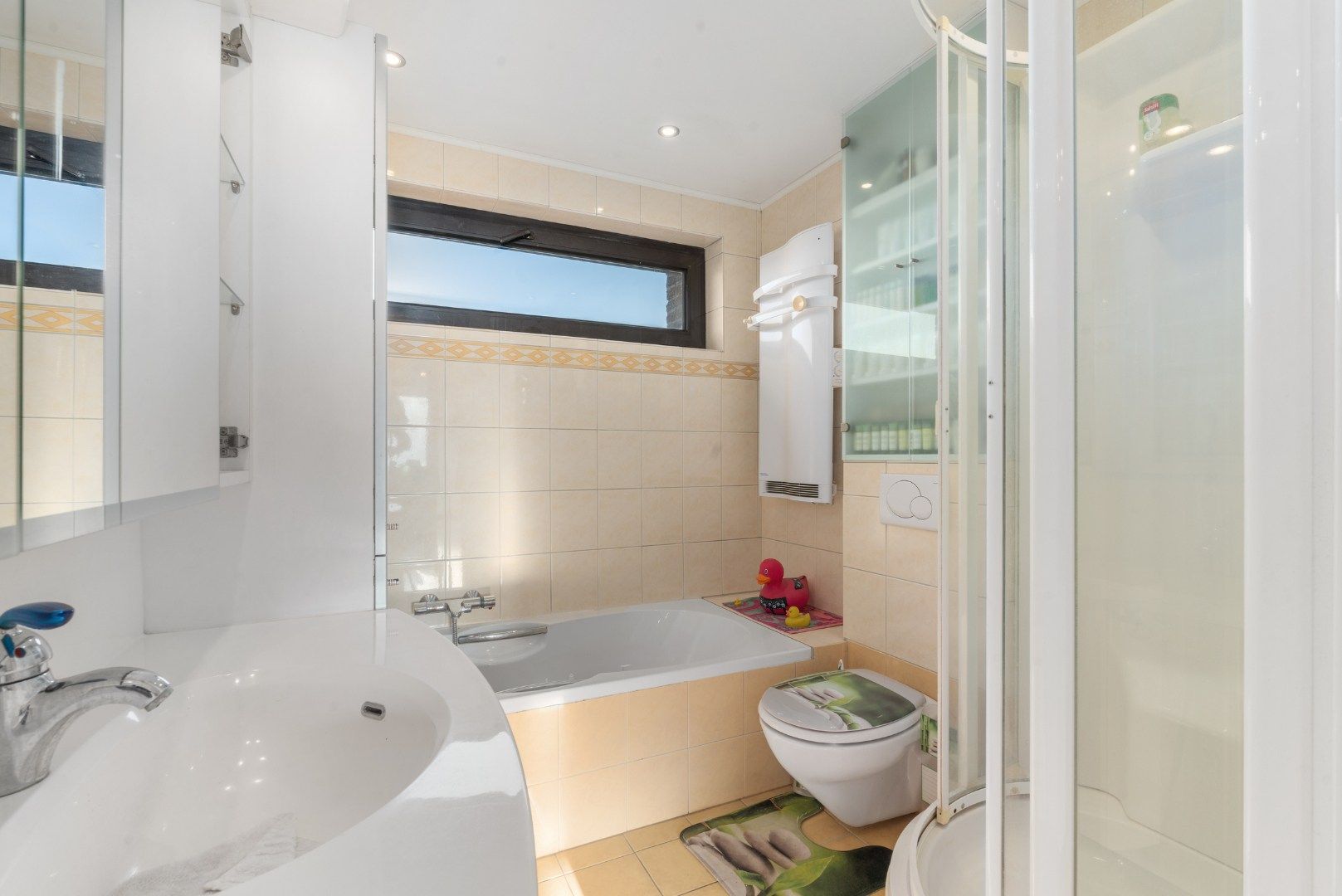 Charmante rijwoning met zonnig terras, wellnessruimte en garagebox in de Vicognewijk foto 15