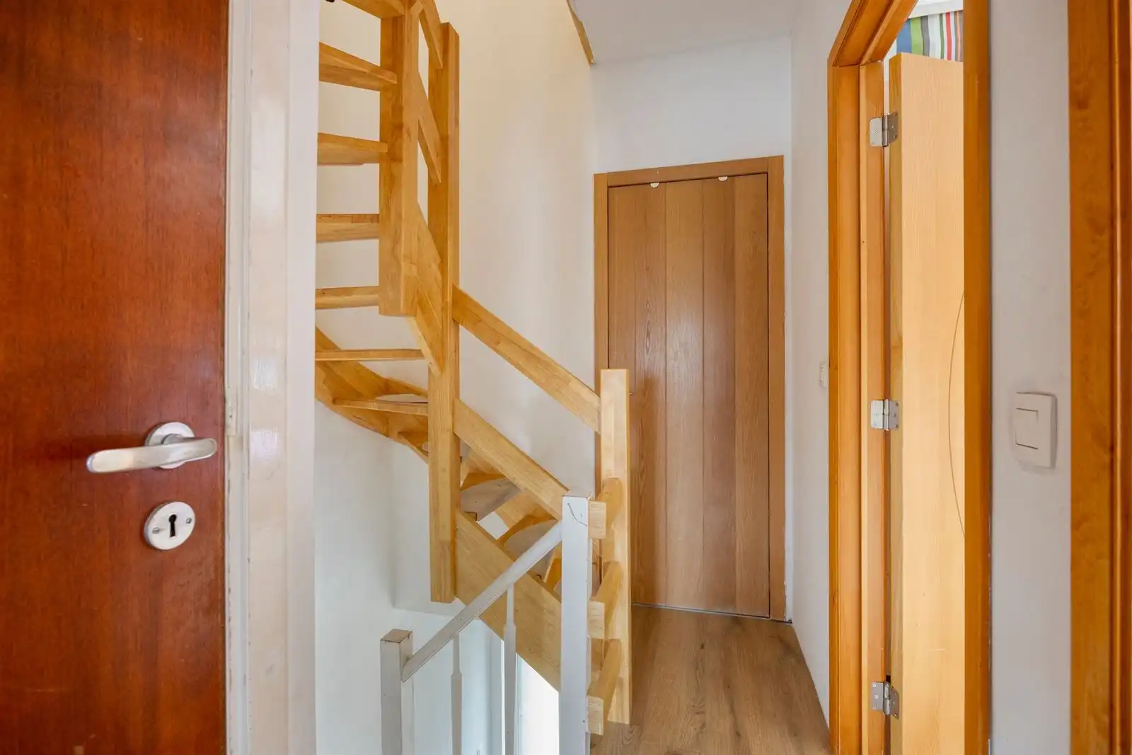 Volledig gerenoveerde 4-slpk woning met garagebox foto 9