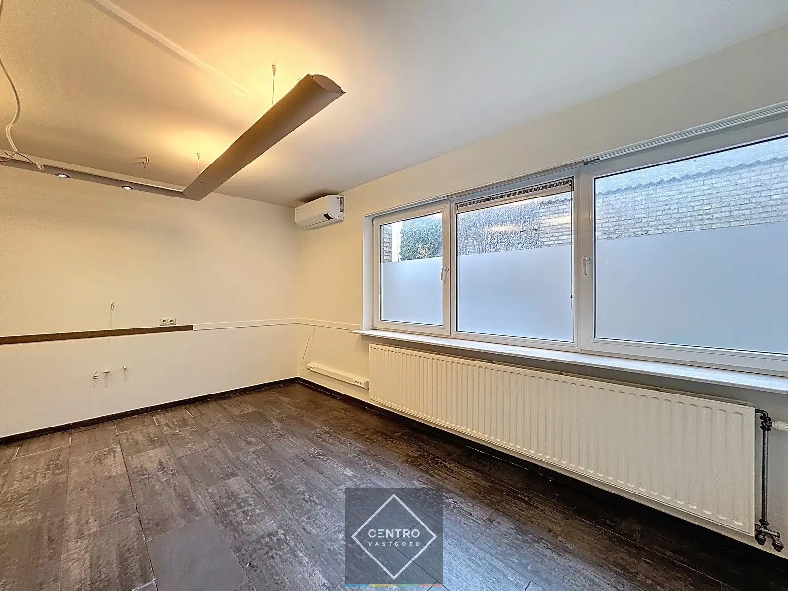 Commercieel gelegen handelspand met inpandige garage! foto 5