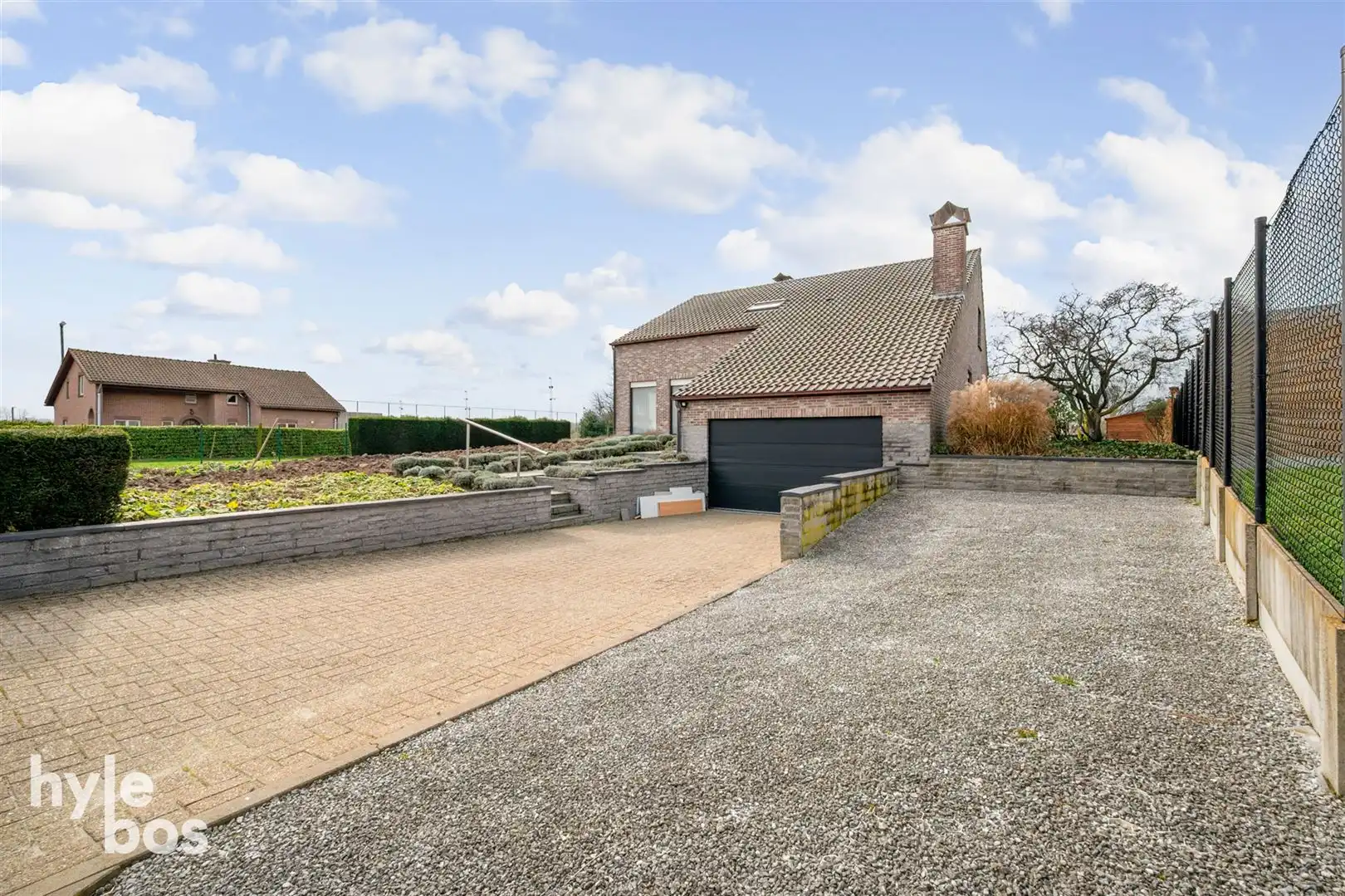 Ruime open bebouwing met 4 slaapkamers, garage en tuin in zeer rustige ligging foto {{pictureIndex}}