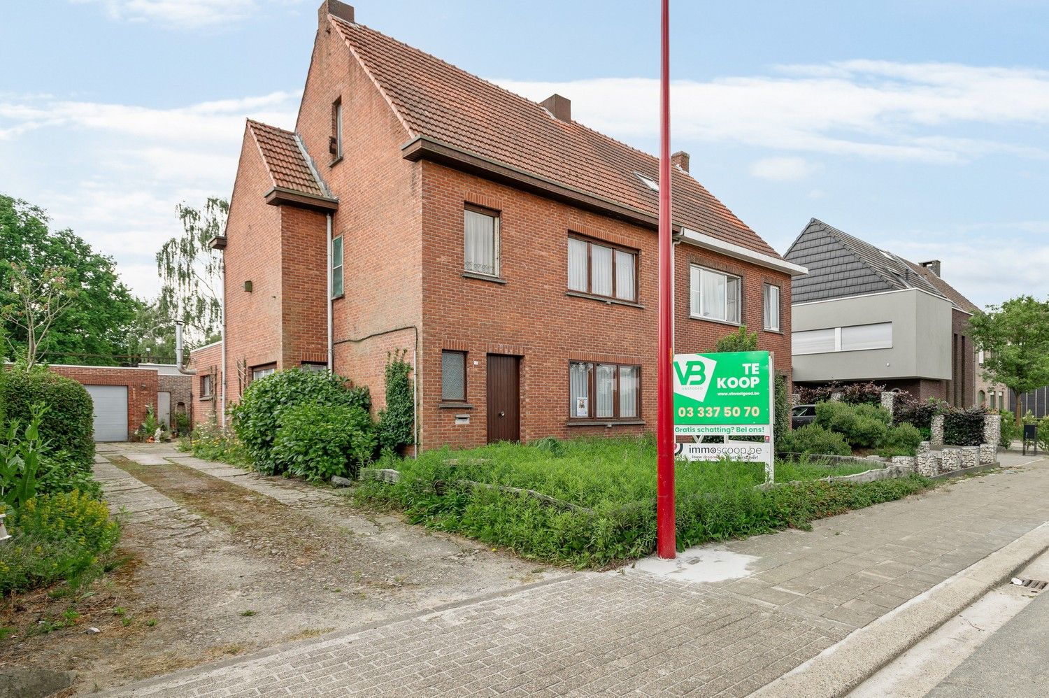 Hoofdfoto van de publicatie: Te renoveren woning met magazijn en veel potentieel op toplocatie in Lint