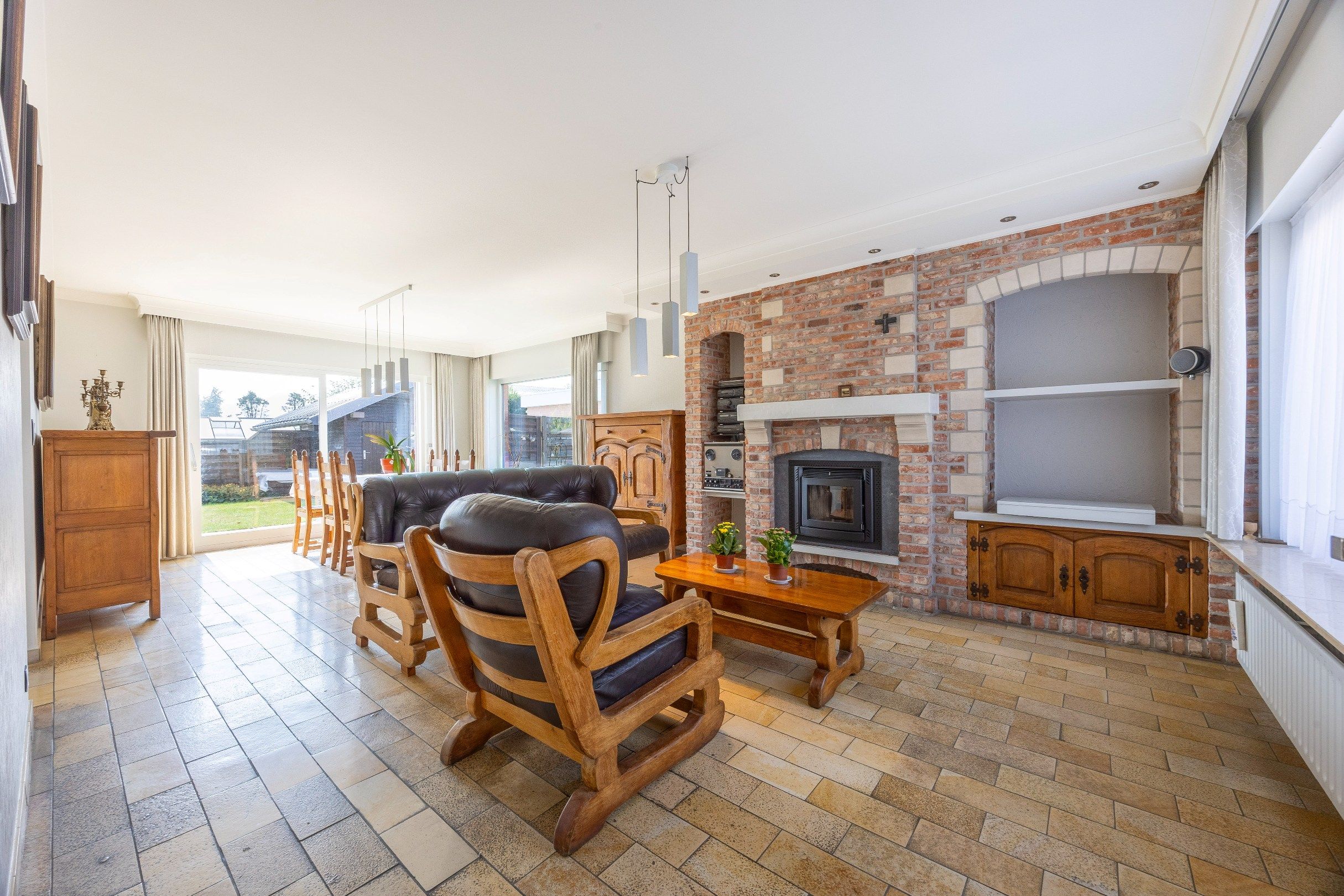 HALFOPEN WONING MET TUIN EN GARAGE foto 2