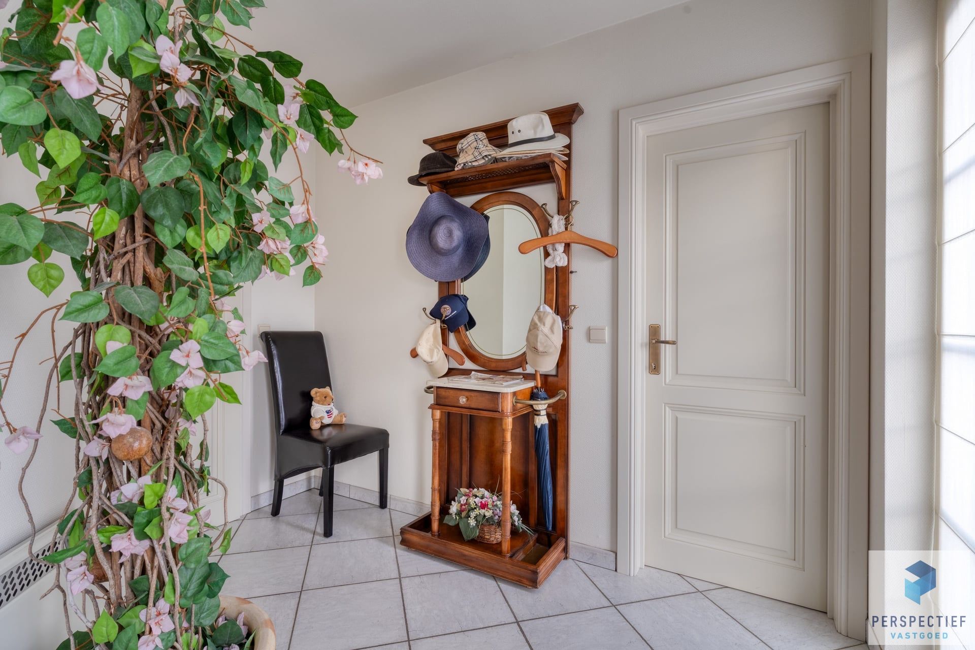 Statige, ruime villa met loods en ingerichte studio in een rustige omgeving foto 12