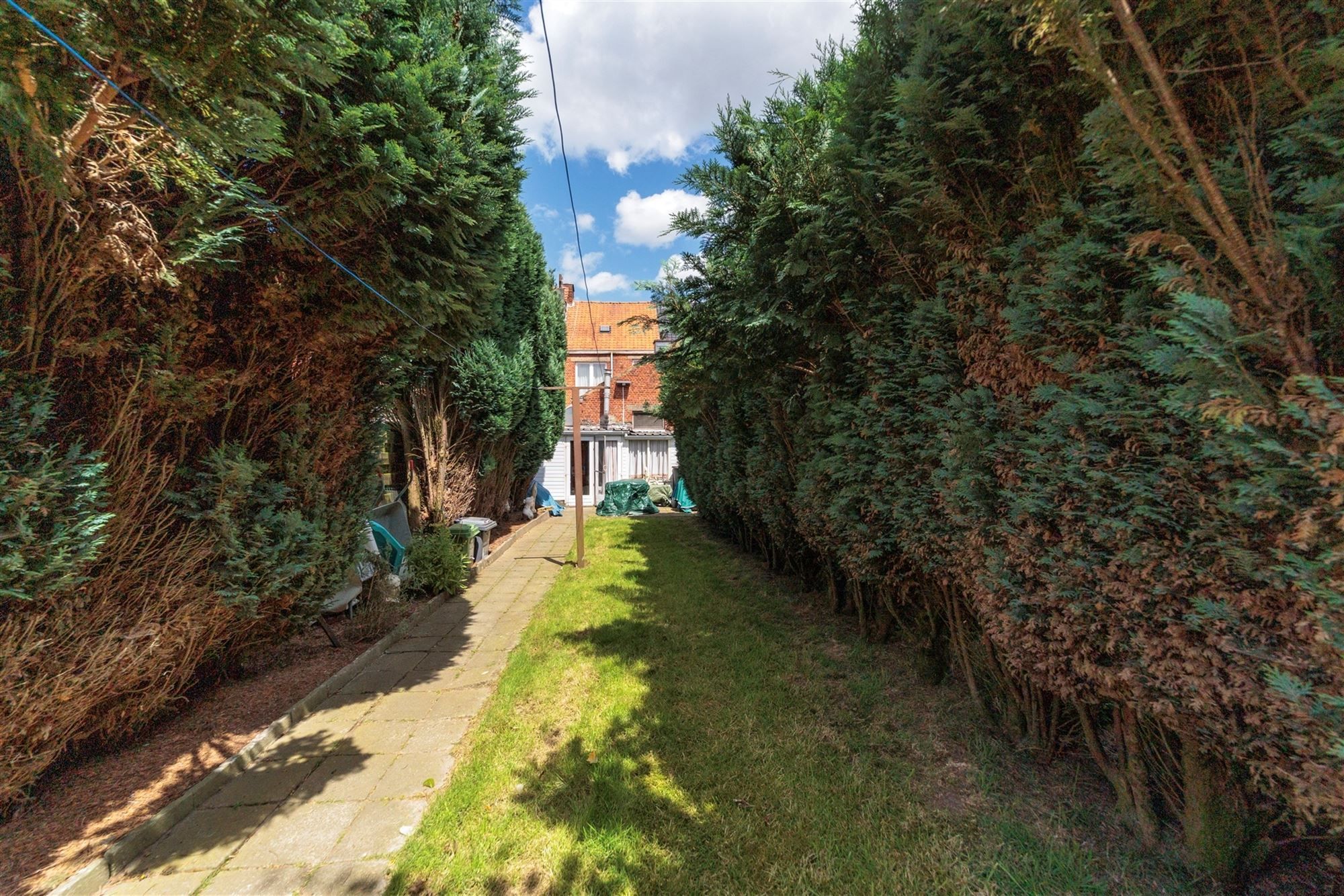 Te renoveren huis met drie slaapkamers en grote tuin foto 19