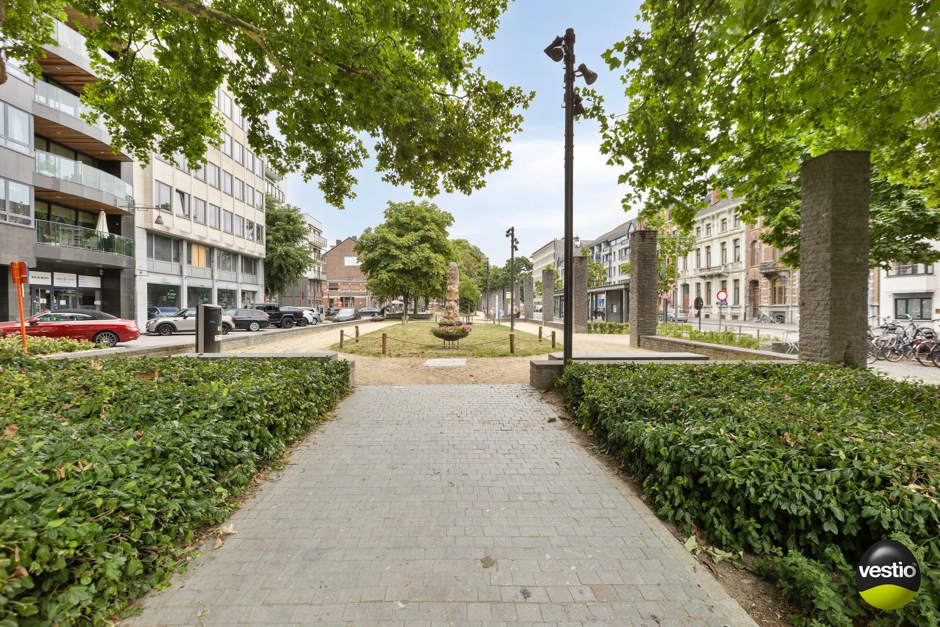 Klassevol, lichtrijk 3 slaapkamer appartement van 145 m² op het Leopoldplein. foto 2