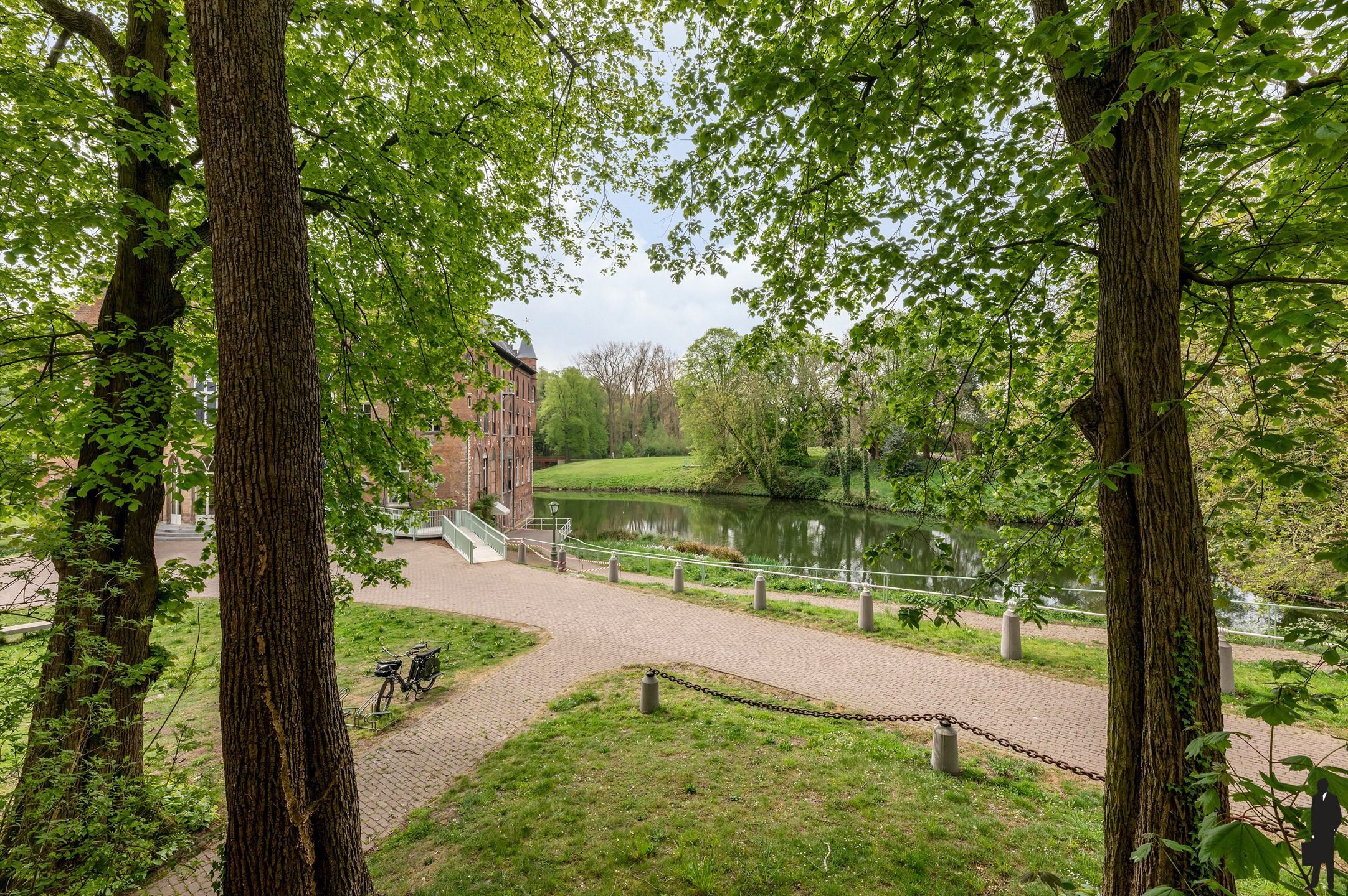 Uitzonderlijk kasteelhoeve in het park van Kasteel Wissekerke. foto 52