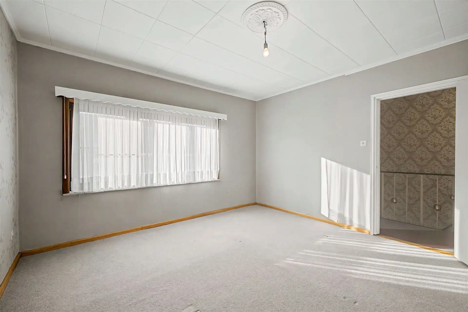 Uitstekend gelegen halfopen bebouwing met ruime oprit, 3 slaapkamers en uitgestrekte tuin foto 12