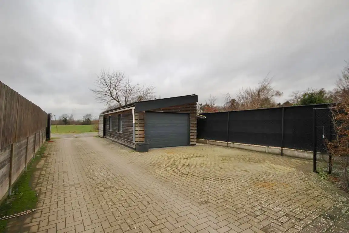 Zeer ruime woning net buiten het stadscentrum! foto 46