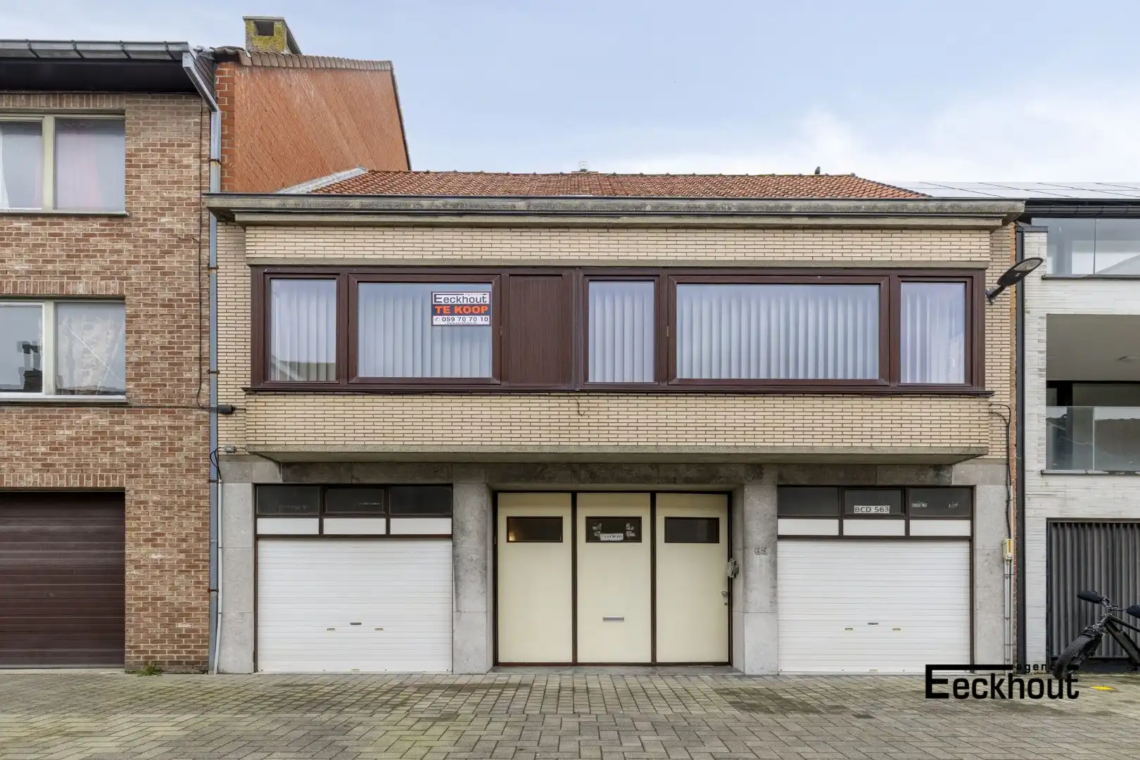Hoofdfoto van de publicatie: Zeer grote woning met atelier/opslagplaats en 2 aparte garageboxen!
