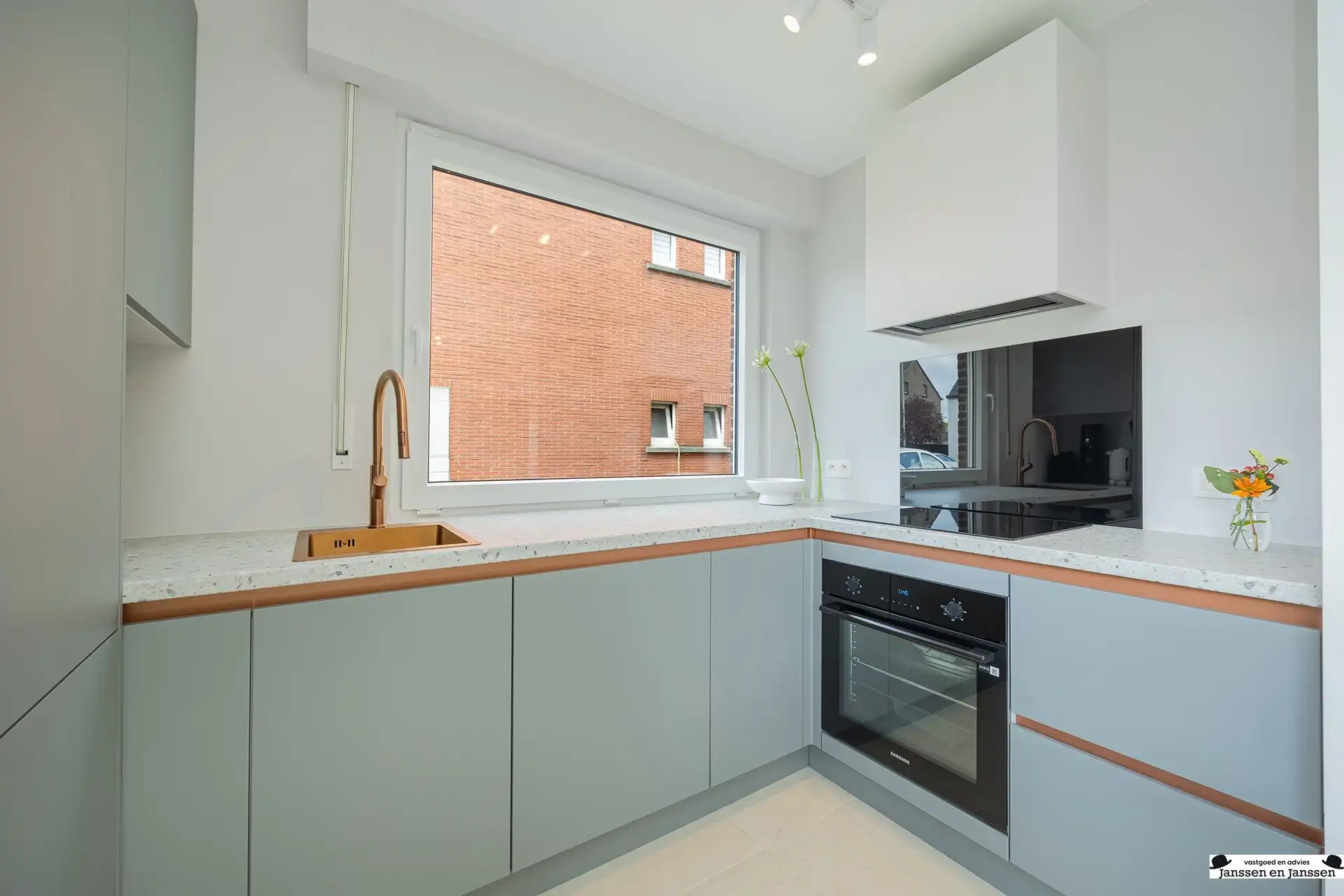 Volledig gerenoveerd gelijkvloers appartement op top locatie foto 5