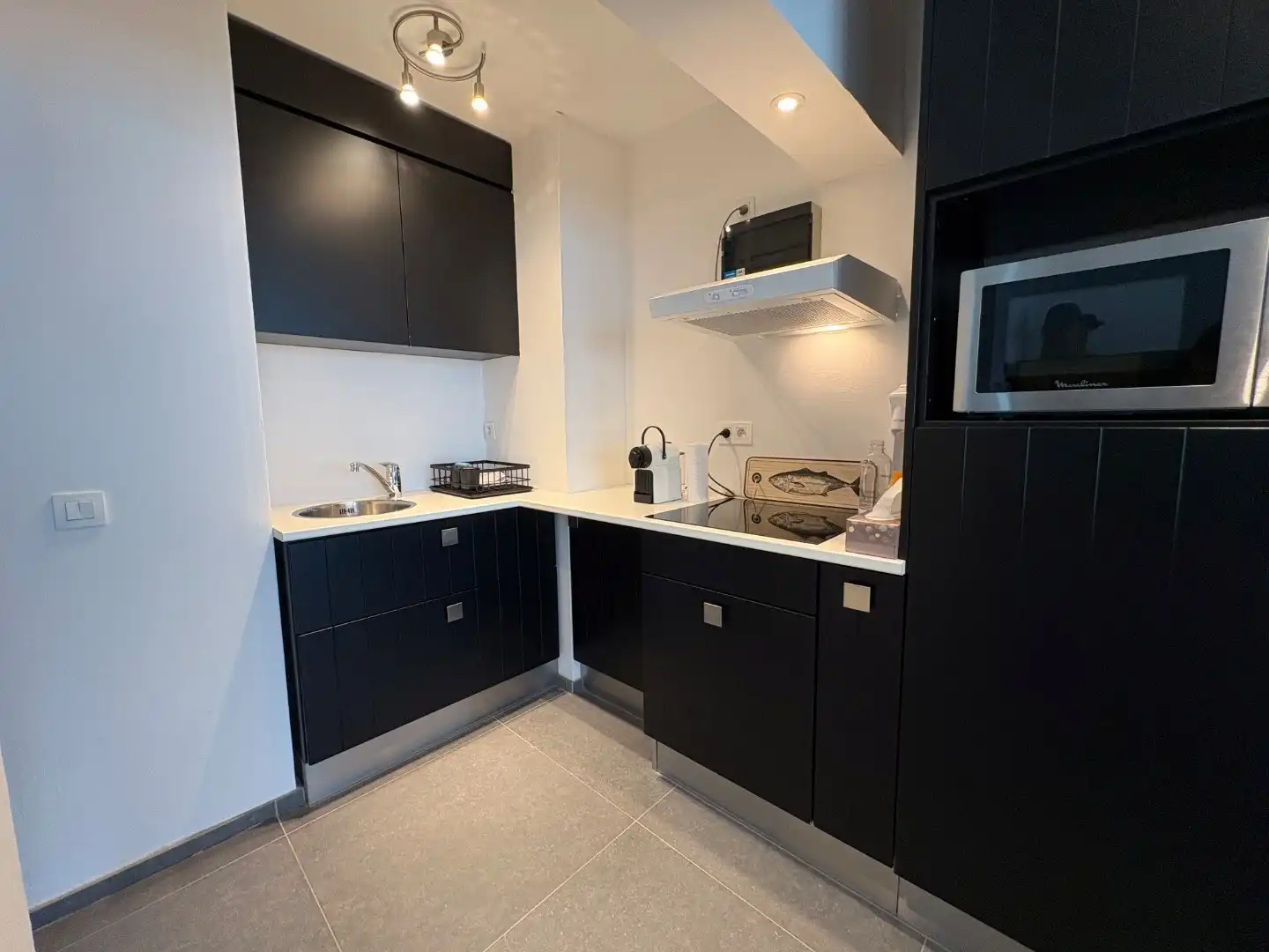 Te koop: gerenoveerde studio met frontaal zeezicht – ideaal als investering* foto 6