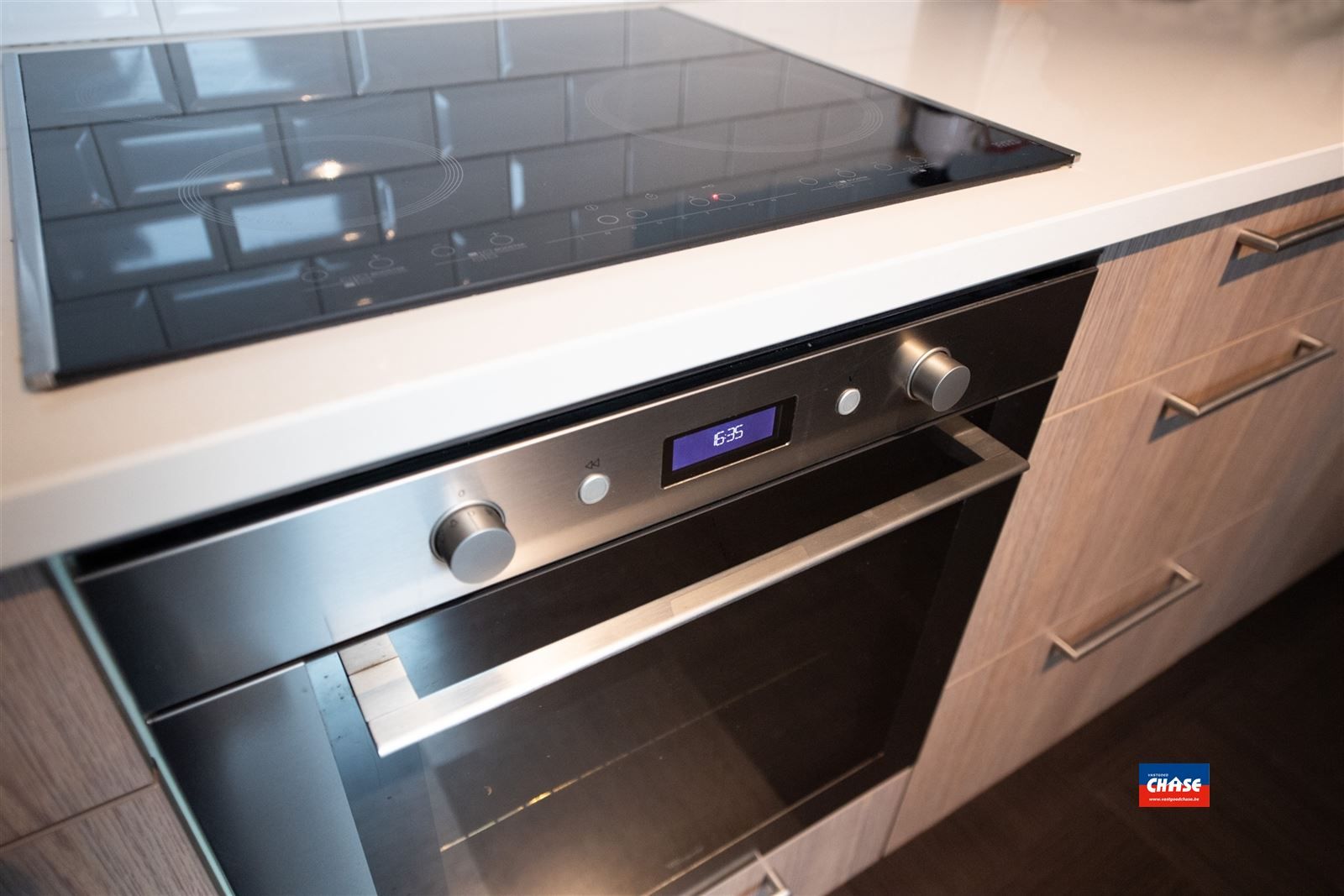 Handelshuis met groot appartement, garage en tuin foto 12