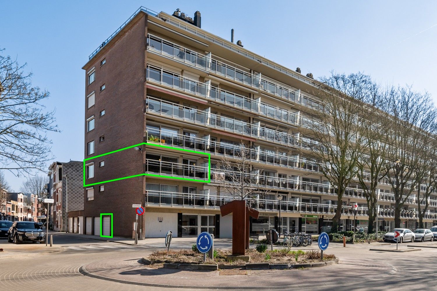 Gerenoveerd appartement met 2 slaapkamers, terras en garagebox op gegeerde locatie in Deurne! foto {{pictureIndex}}