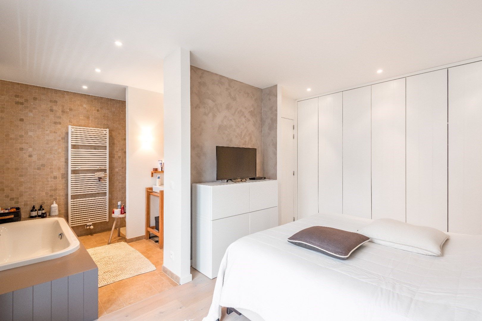 Ruim woonappartement gelegen op wandelafstand van de Zeedijk en het centrum van Knokke. Aankoop inpandige boxen mogelijk. foto 11