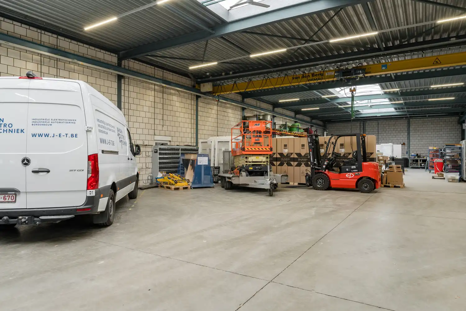 BEDRIJFSPAND MET CONCIERGEWONING foto 85