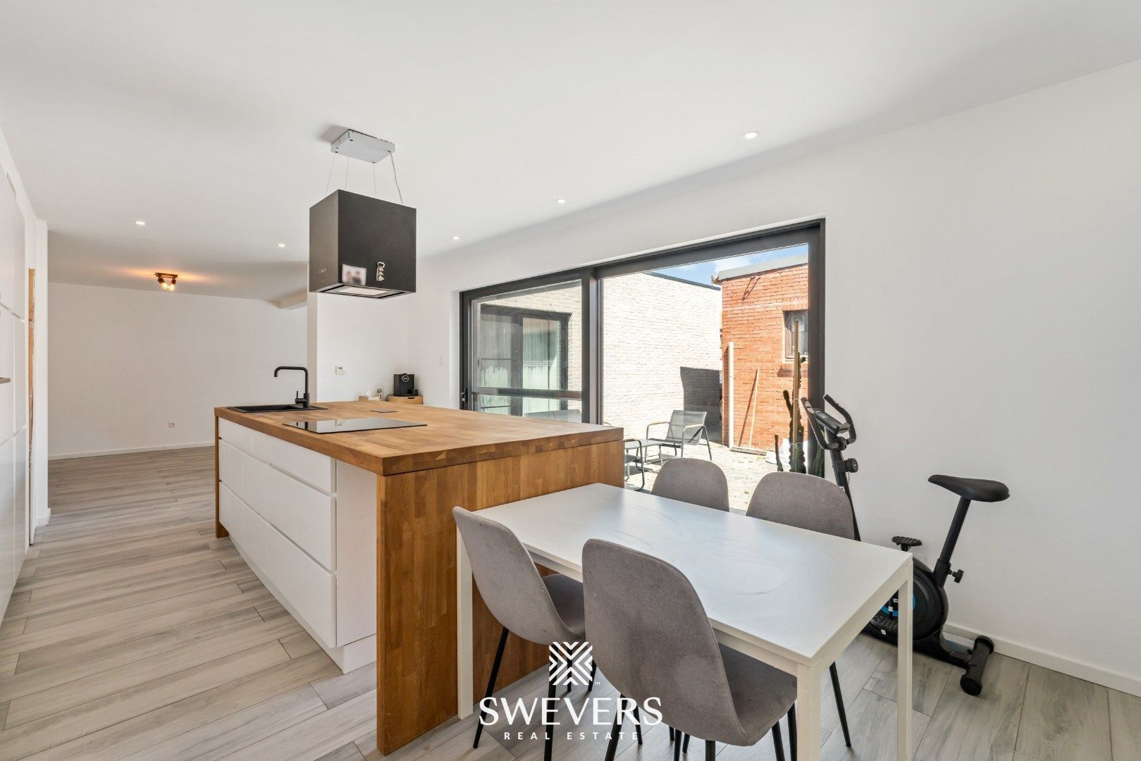 Instapklare, volledig gerenoveerde woning met zonnige tuin en grote garage foto 8