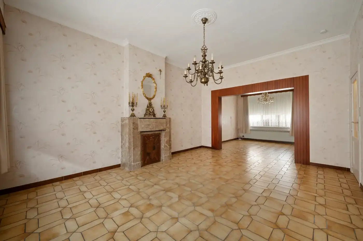 Te renoveren woning met 3 slaapkamers, garage en nabij voorzieningen foto 2