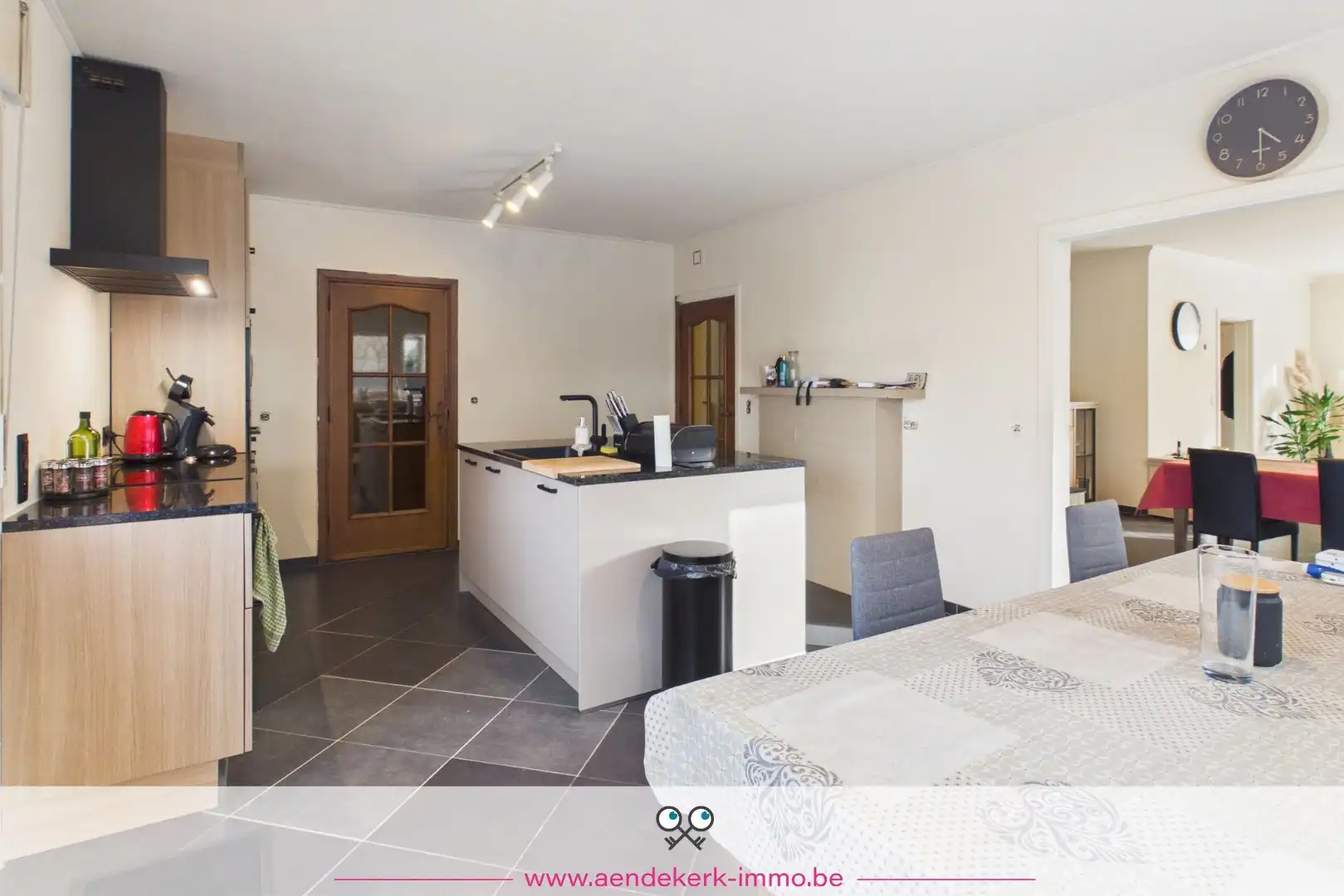 Ruime gezinswoning met 6 slaapkamers en tuin met zwembad in Kessenich foto 8