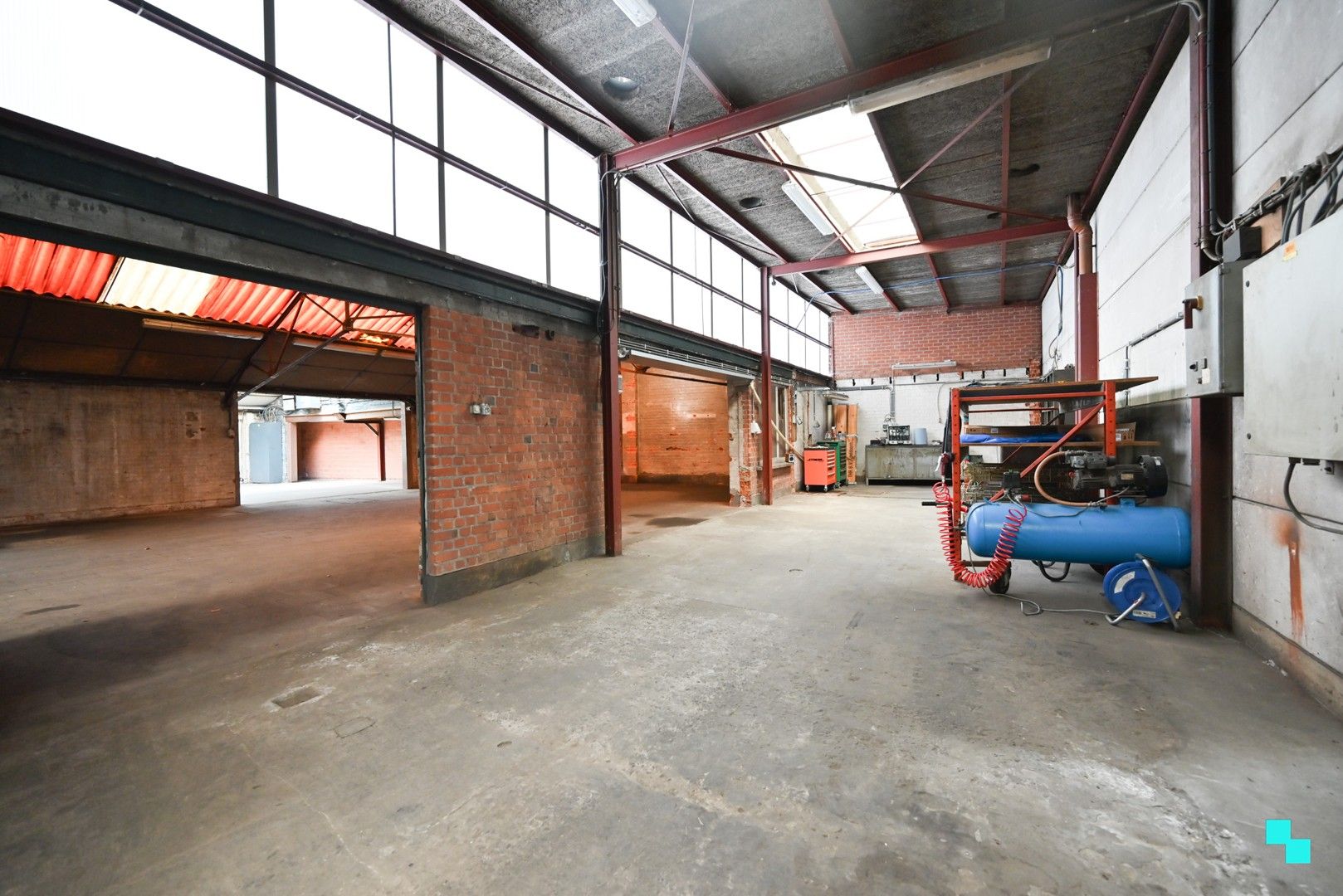 Te renoveren woning met magazijn op zichtlocatie in Izegem foto 7