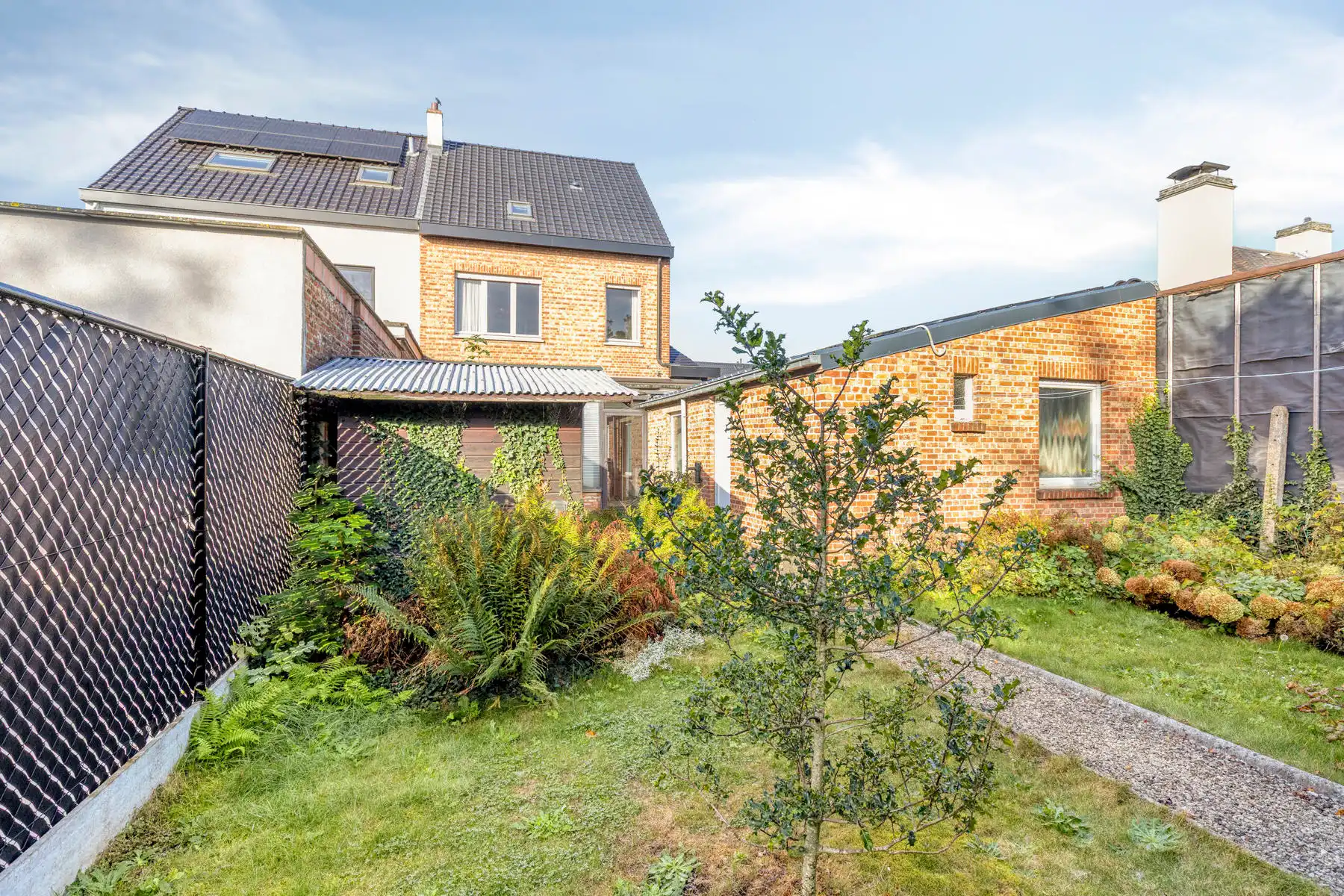 Halfopenbebouwing met tuin, garage en zonnige tuin foto 18