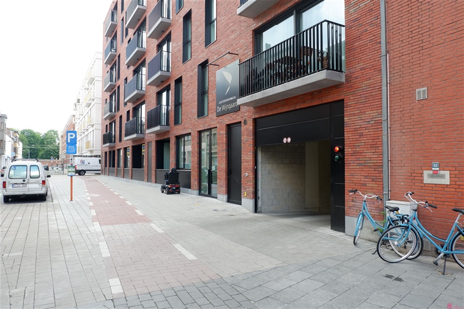 Autostaanplaats naast K in Kortrijk foto {{pictureIndex}}