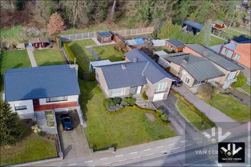 SPLIT-LEVEL WONING OP PERCEEL VAN 07a80ca ZEER GOEDE BEREIKBAARHEID foto 2