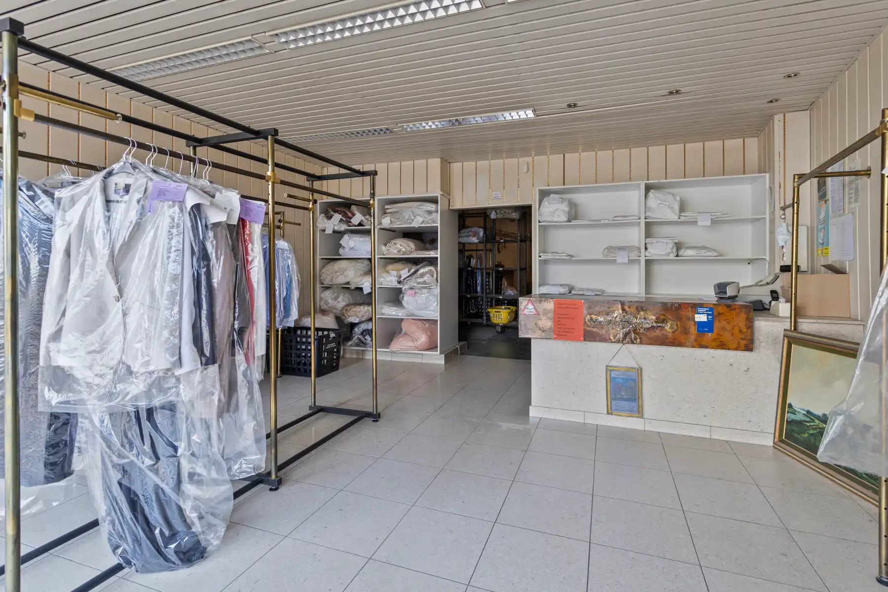 Solide eigendom: commerciële ruimte met atelier + 2 appart. foto 10