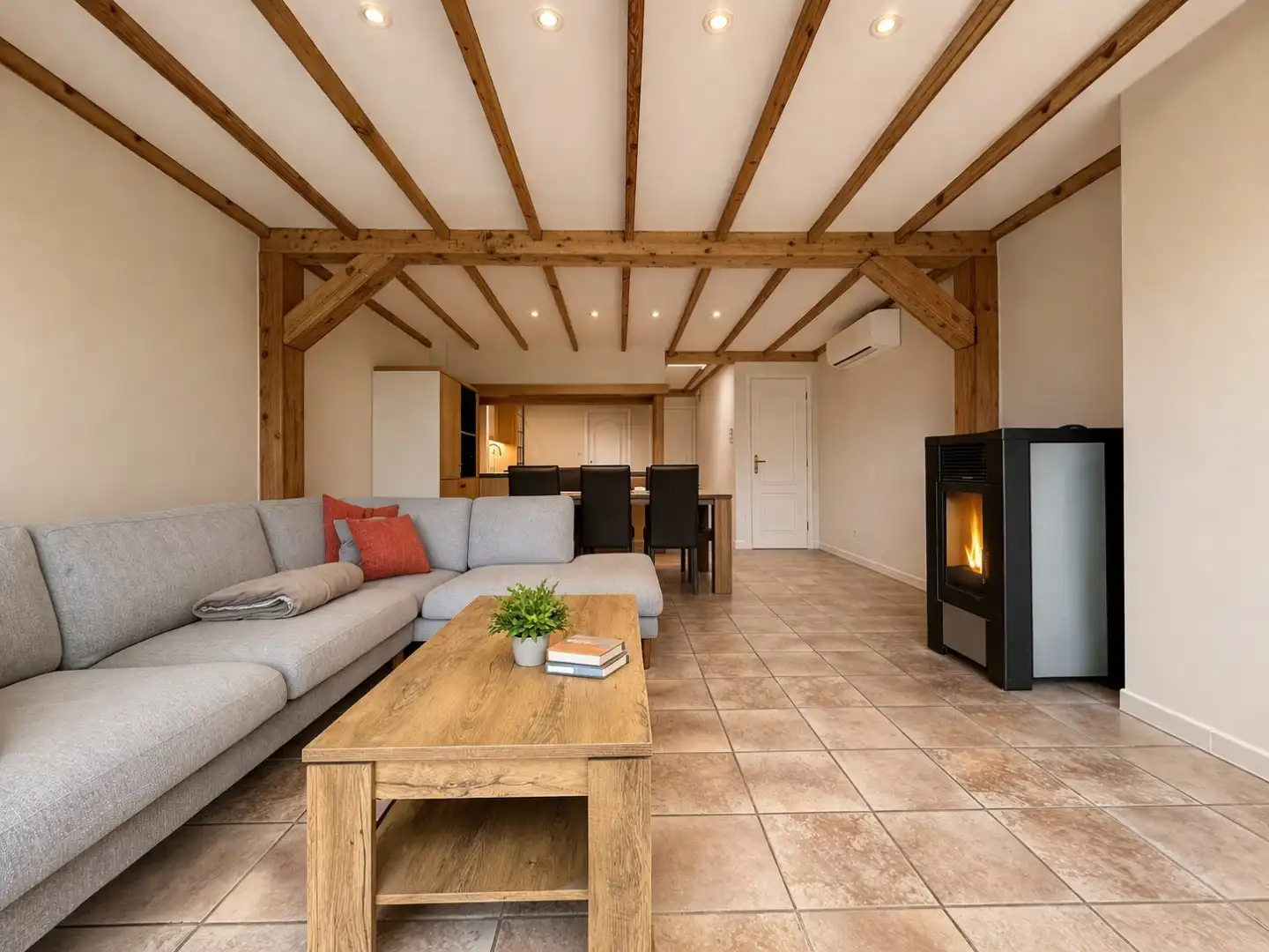 Gerenoveerde woning met o.a. 3 kamers, tuin & garage foto 2