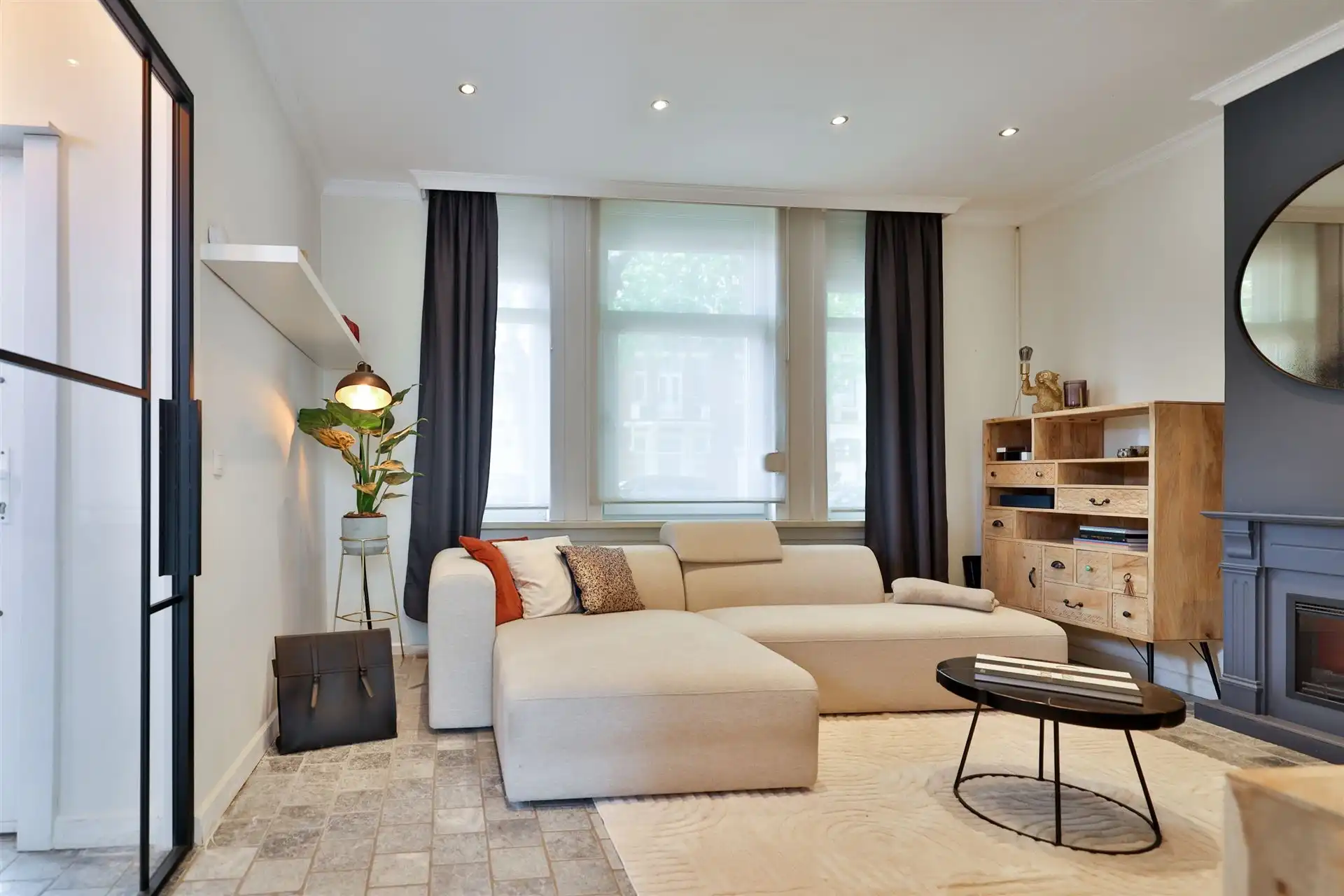 Zeer charmante half open woning in gegeerde wijk foto 2