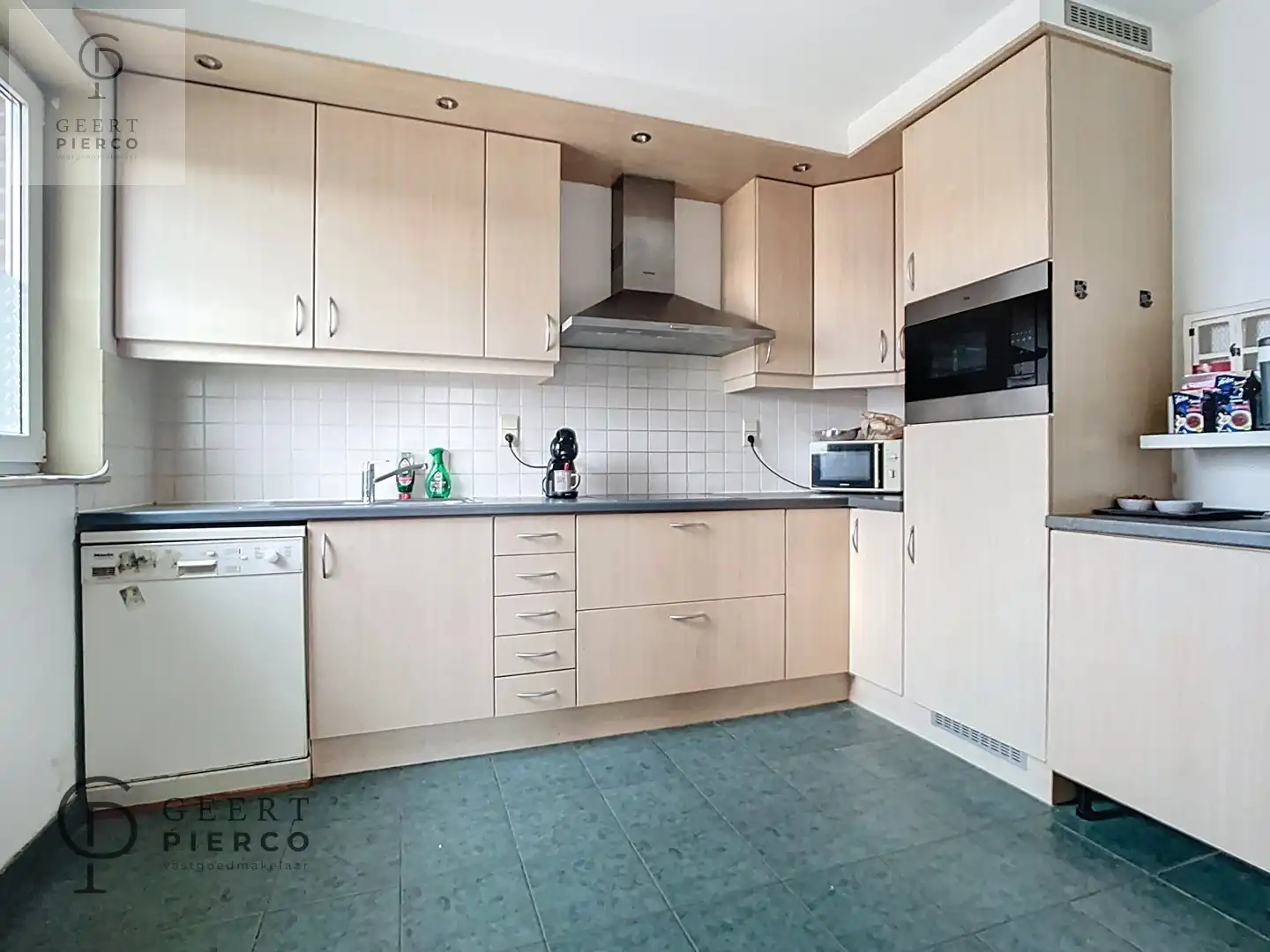 Ruim appartement met twee slaapkamers, kelder en ondergrondse staanplaats. foto 7