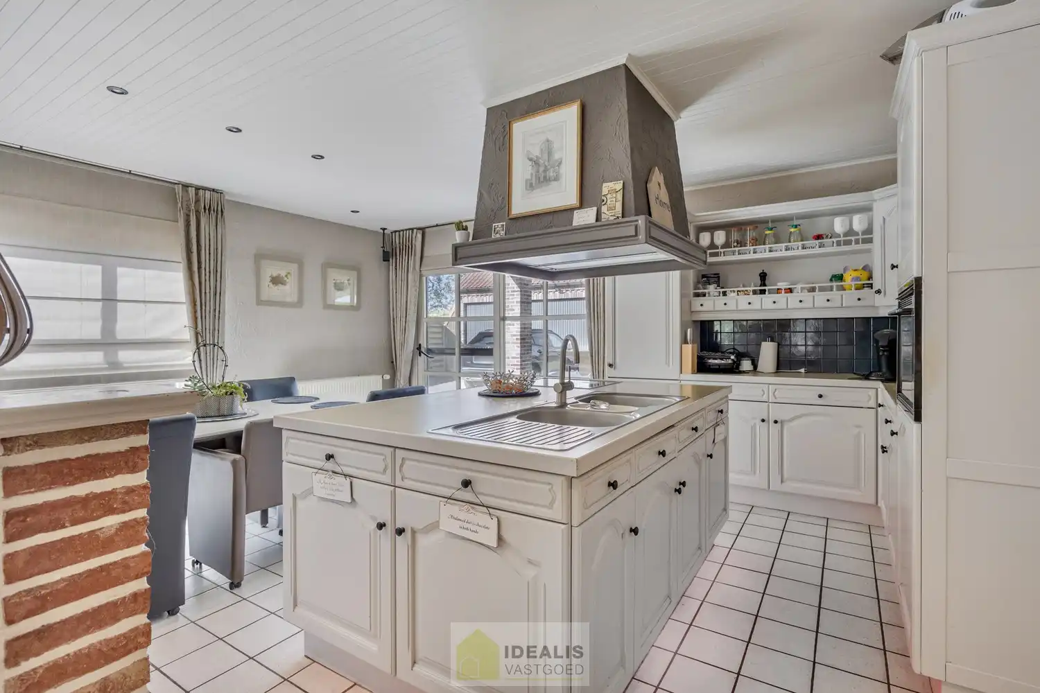 IDEALIS VASTGOED – INSTAPKLARE EENGEZINSWONING MET 4 SLAAPKAMERS EN EEN BEWOONBARE OPPERVLAKTE VAN +- 195M² OP EEN PERCEEL VAN +- 9A 20CA IN KLEINE-BROGEL (PEER). De woning is gelegen vlak bij de dorpskern van het gezellige kleine-Brogel en op enkele minuten verwijderd van de centra van Peer, Kaulille, Bocholt en Pelt. Ideaal voor zij die op zoek zijn naar een ruime instapklare woning met 4 slaapkamers!! foto 15
